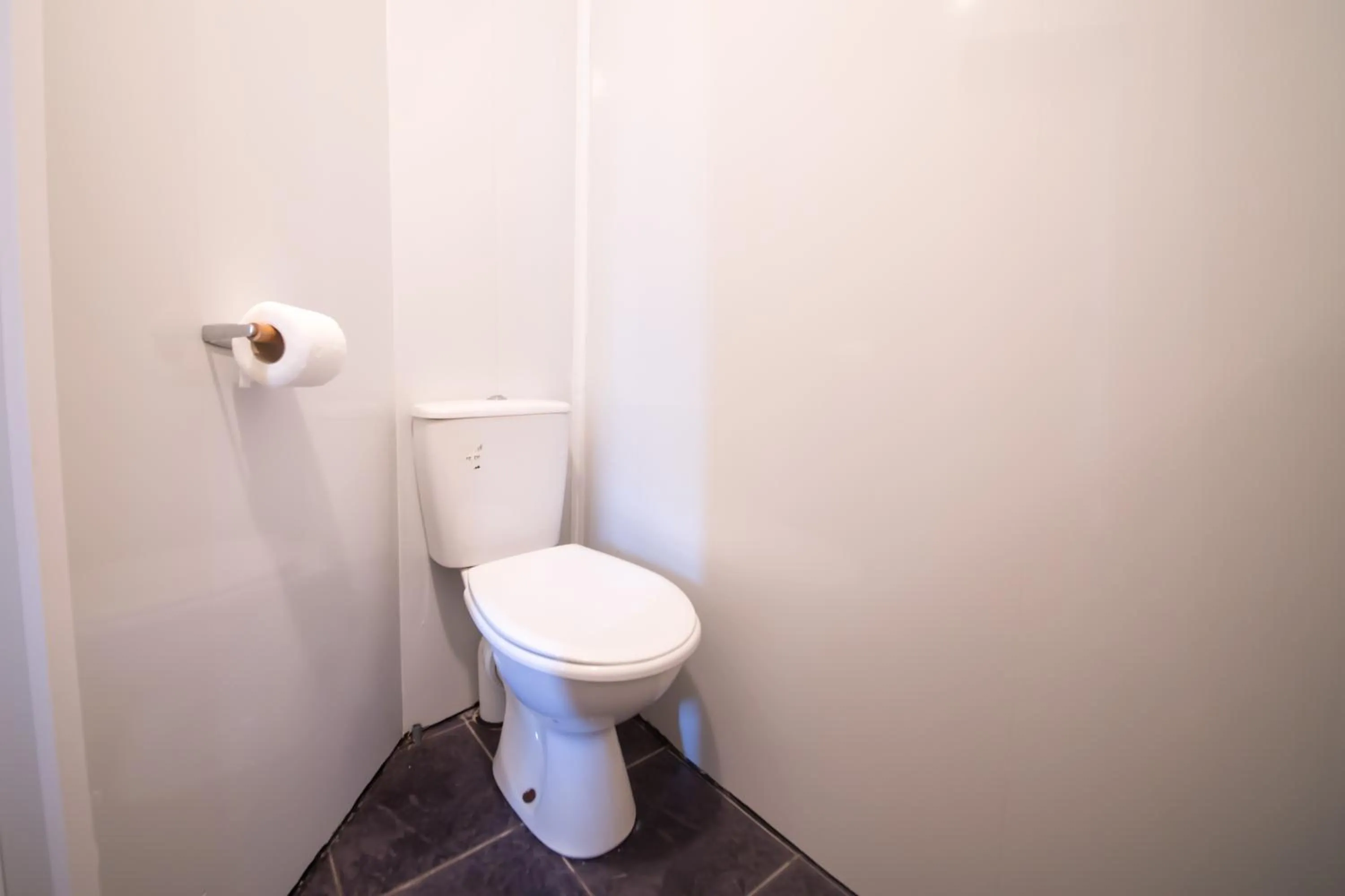 Bathroom in MyRoomz Hollingdales Hotel