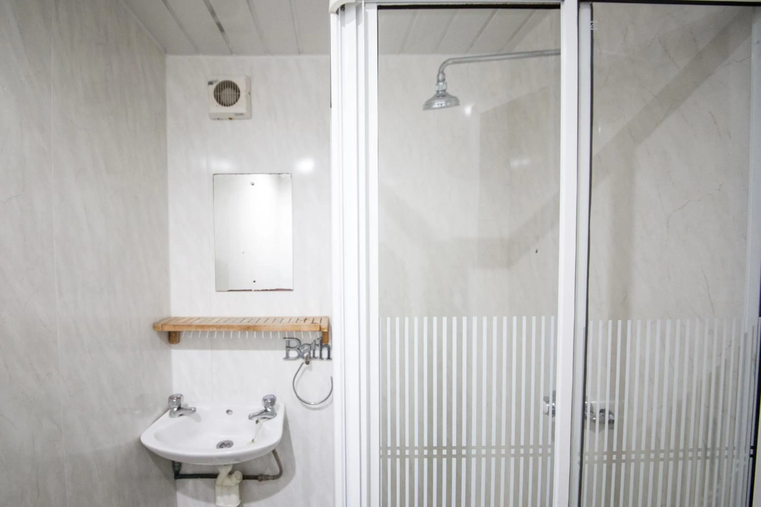 Bathroom in MyRoomz Hollingdales Hotel