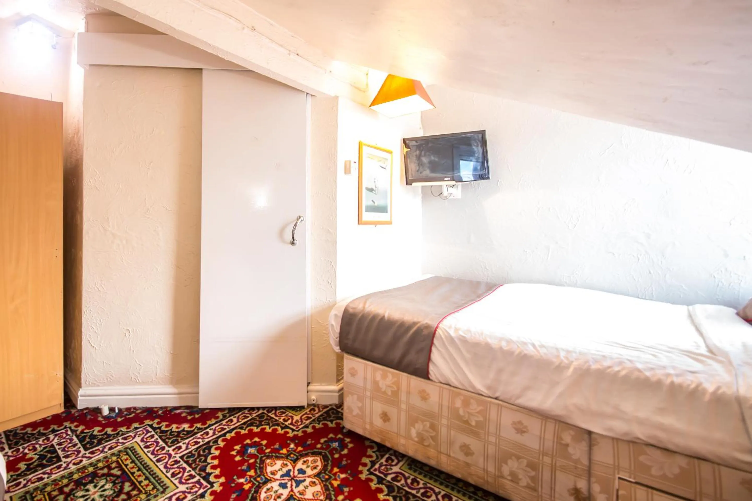 Photo of the whole room, Bed in MyRoomz Hollingdales Hotel