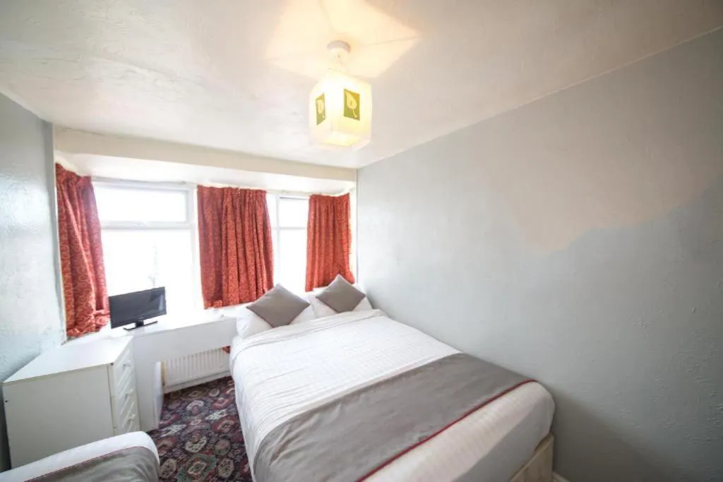 Family Room with Private Bathroom in MyRoomz Hollingdales Hotel