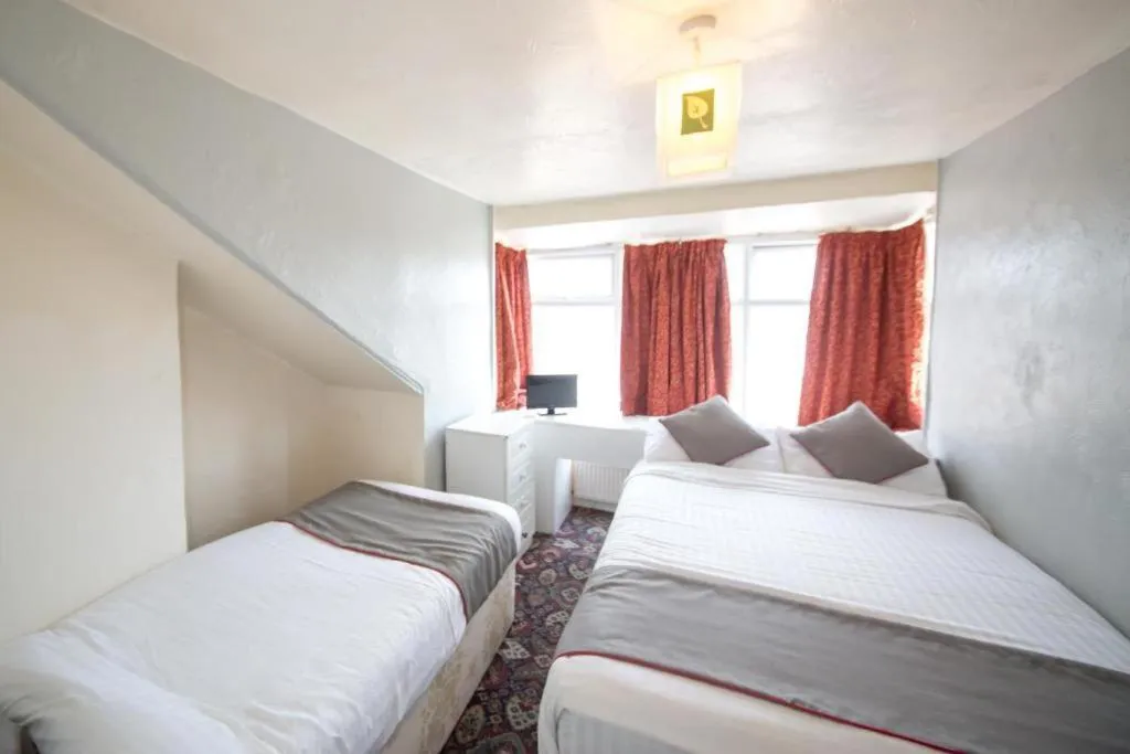 Photo of the whole room, Bed in MyRoomz Hollingdales Hotel