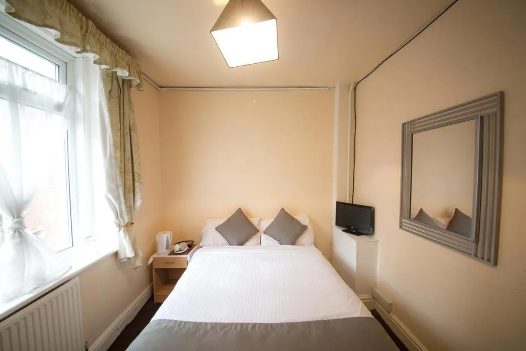 Photo of the whole room, Bed in MyRoomz Hollingdales Hotel