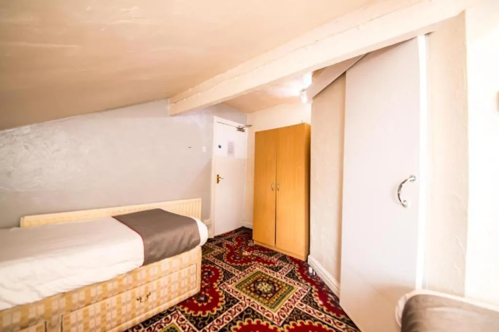 Photo of the whole room, Bed in MyRoomz Hollingdales Hotel