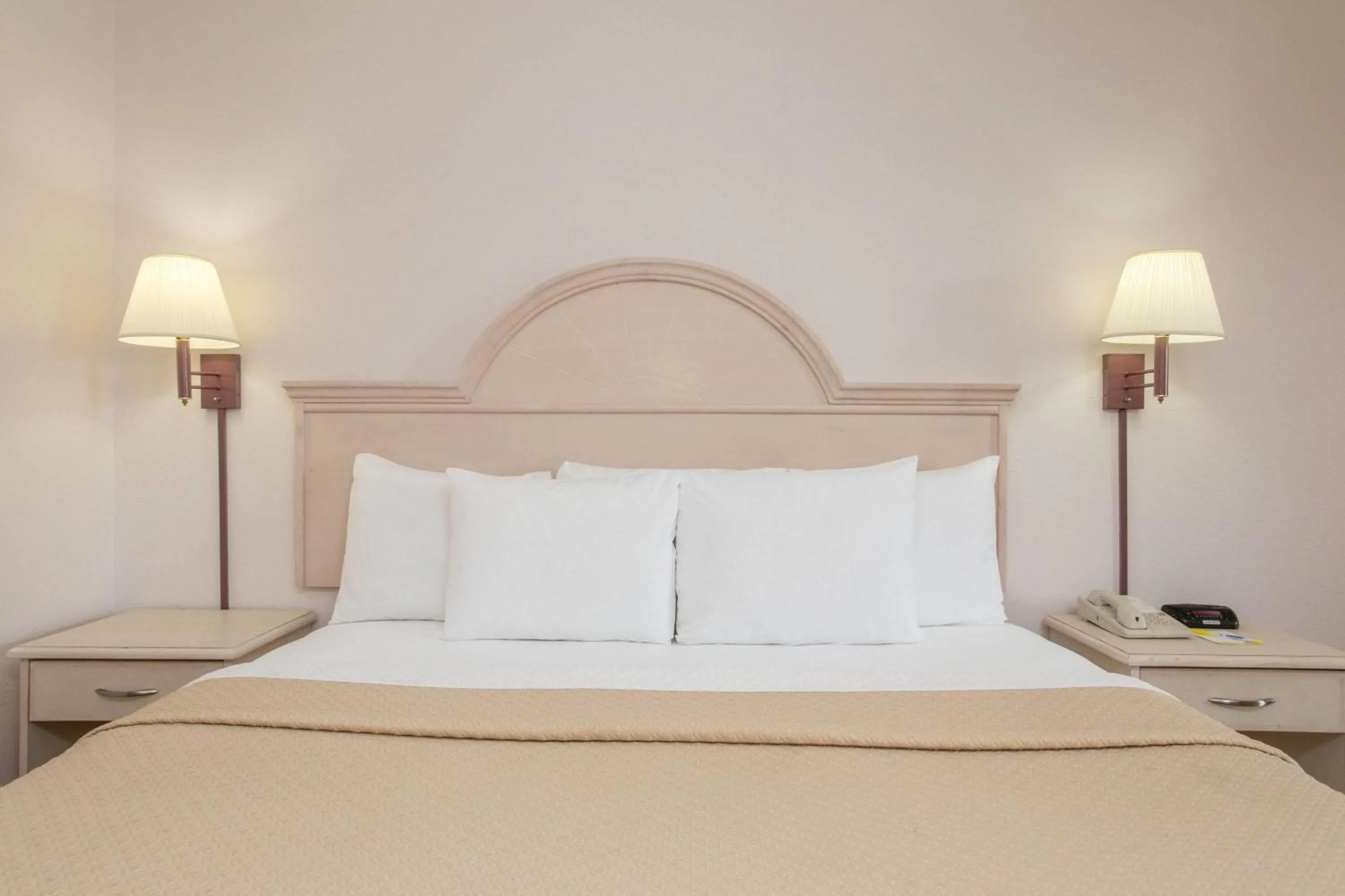 Photo of the whole room, Bed in Days Inn & Suites by Wyndham Navarre - near Beaches Hurlburt