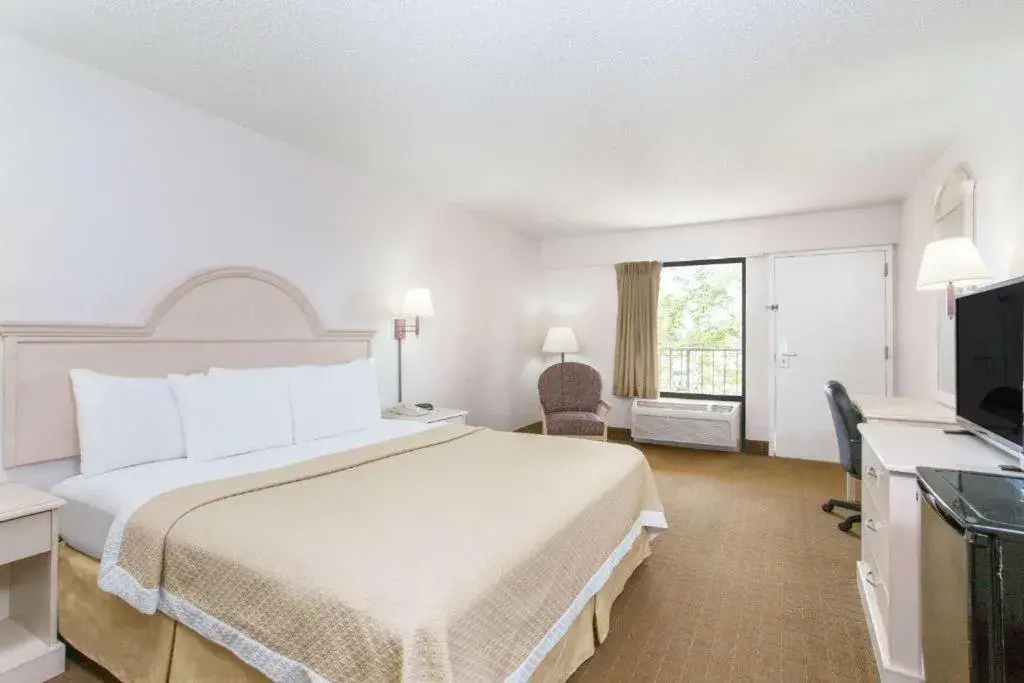 King Room - Non-Smoking in Days Inn & Suites by Wyndham Navarre - near Beaches Hurlburt King Room - Non-Smoking in Days Inn & Suites by Wyndham Navarre - near Beaches Hurlburt