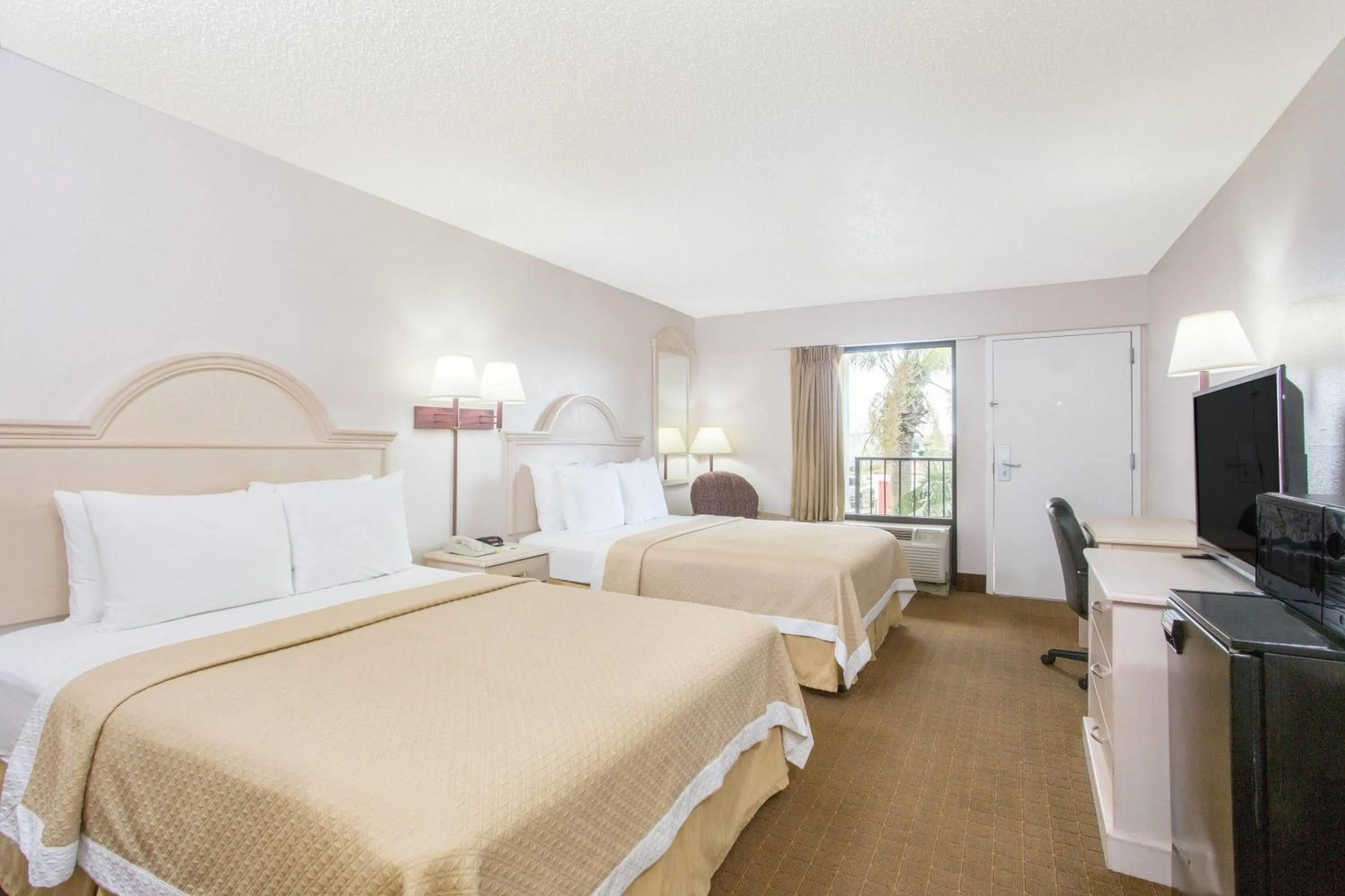 Photo of the whole room, Bed in Days Inn & Suites by Wyndham Navarre - near Beaches Hurlburt
