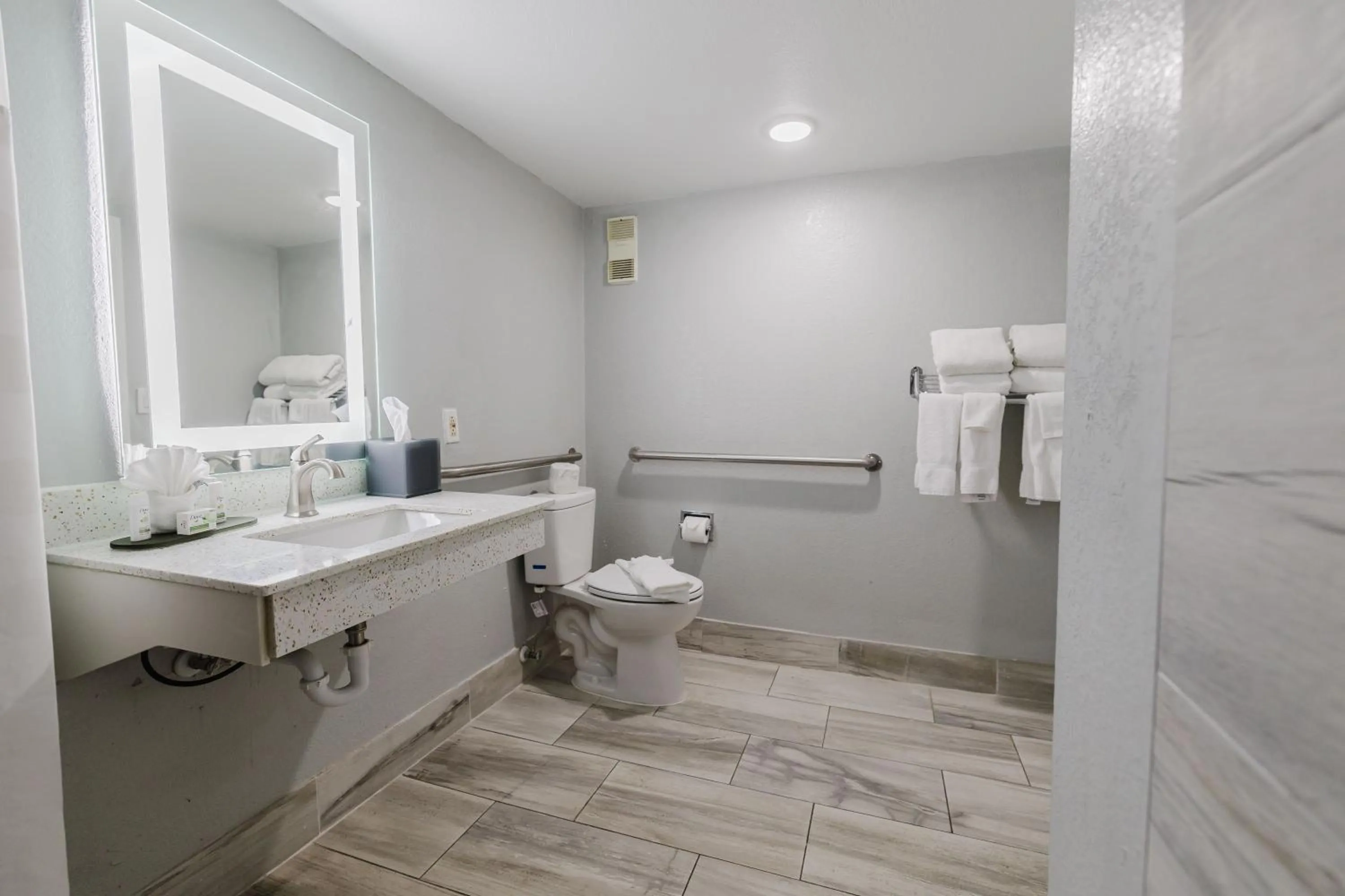 Toilet in La Quinta Inn by Wyndham Amarillo Mid-City