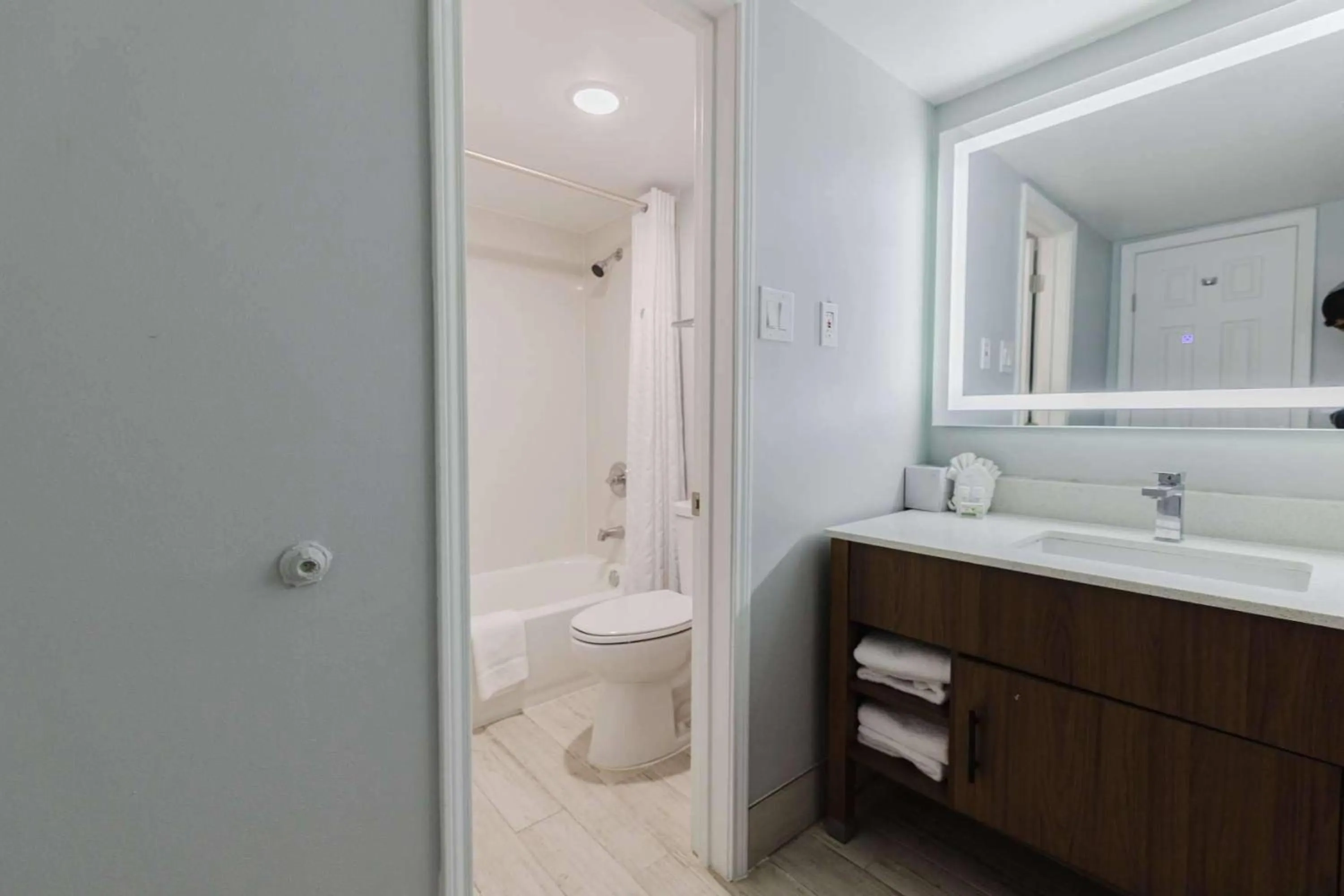 Bathroom in La Quinta Inn by Wyndham Amarillo Mid-City