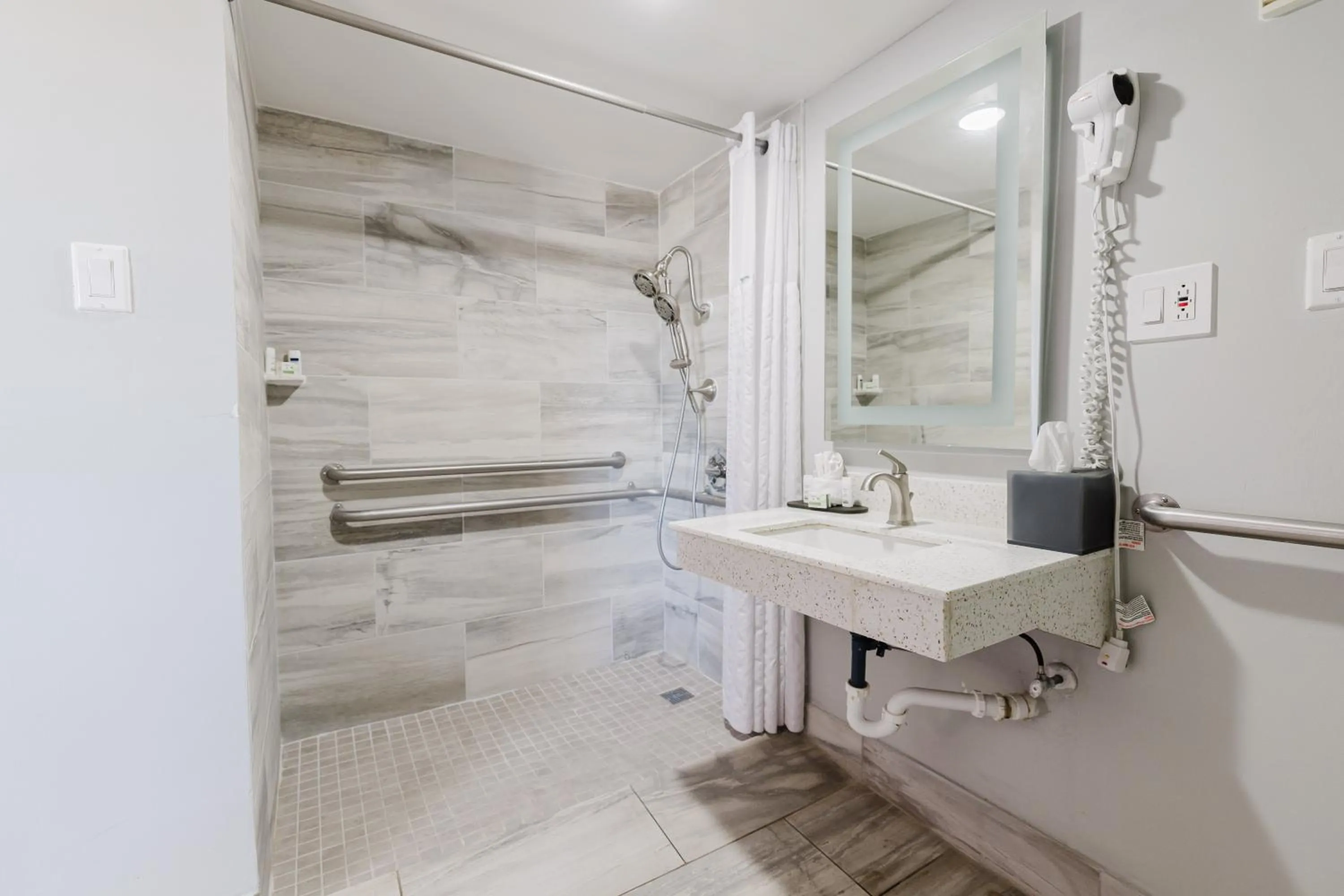 Shower in La Quinta Inn by Wyndham Amarillo Mid-City