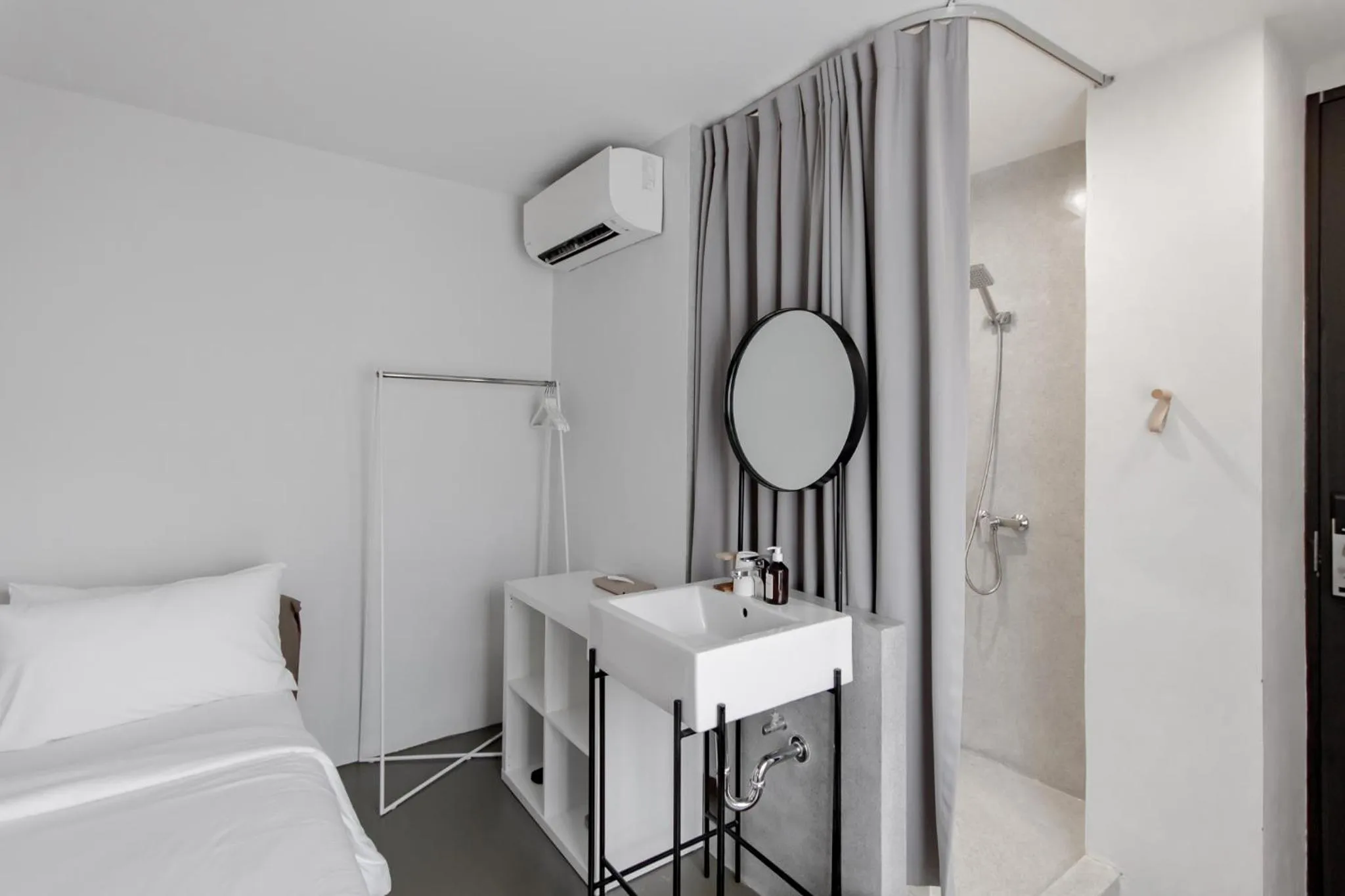 Bathroom, Bed in Chocolate box mint