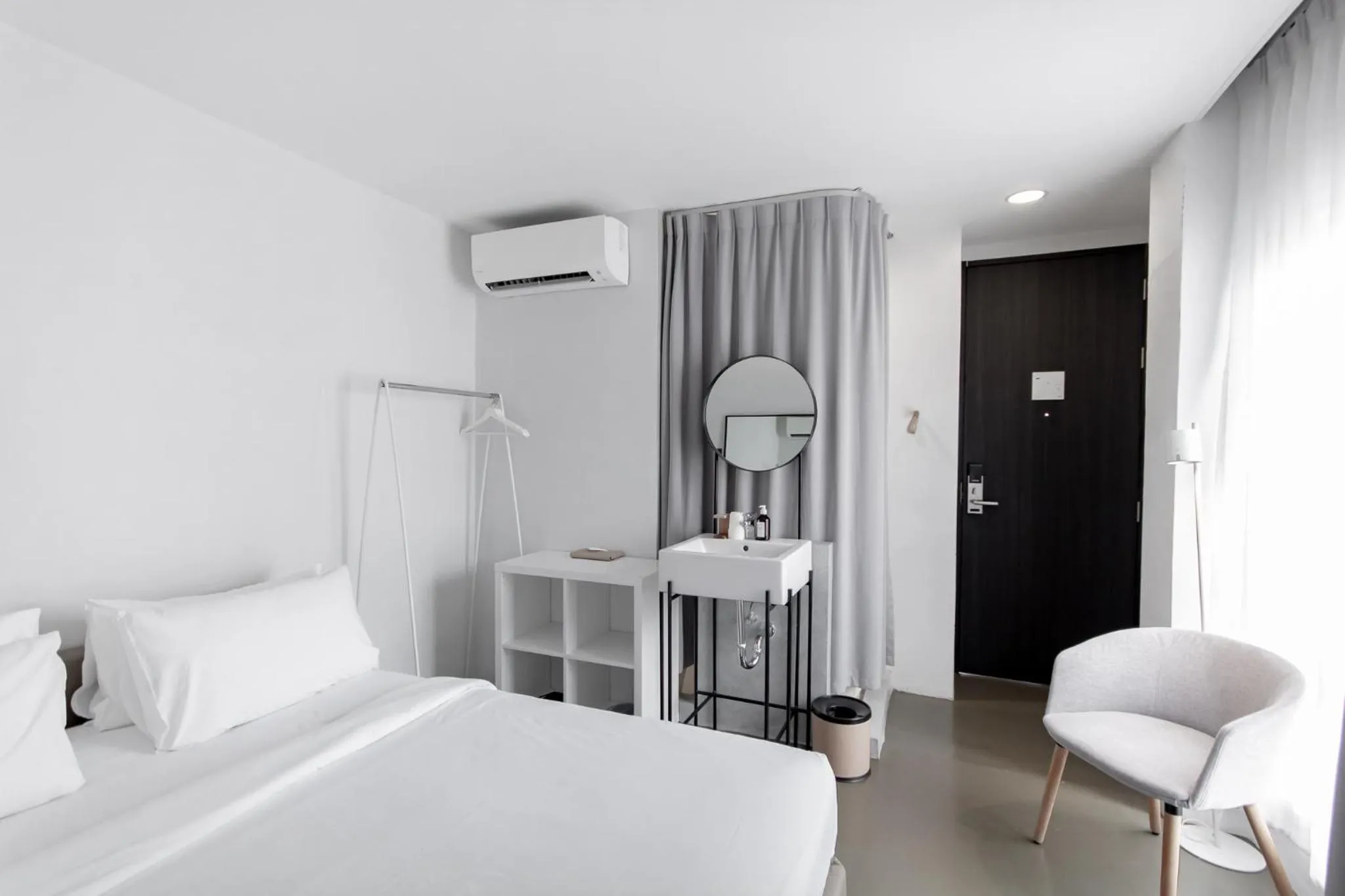 Bed in Chocolate box mint