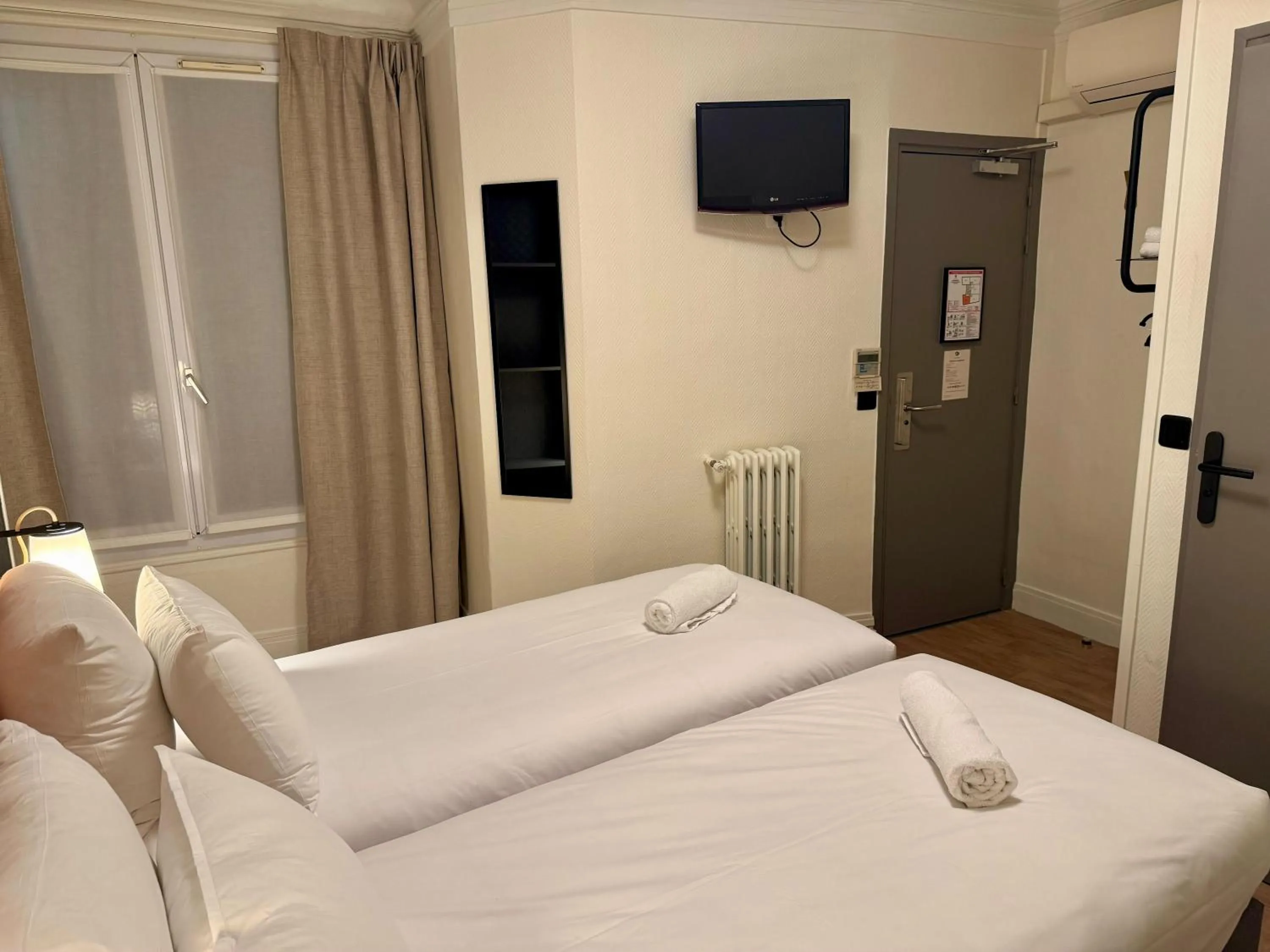 Photo of the whole room, Bed in Korner République