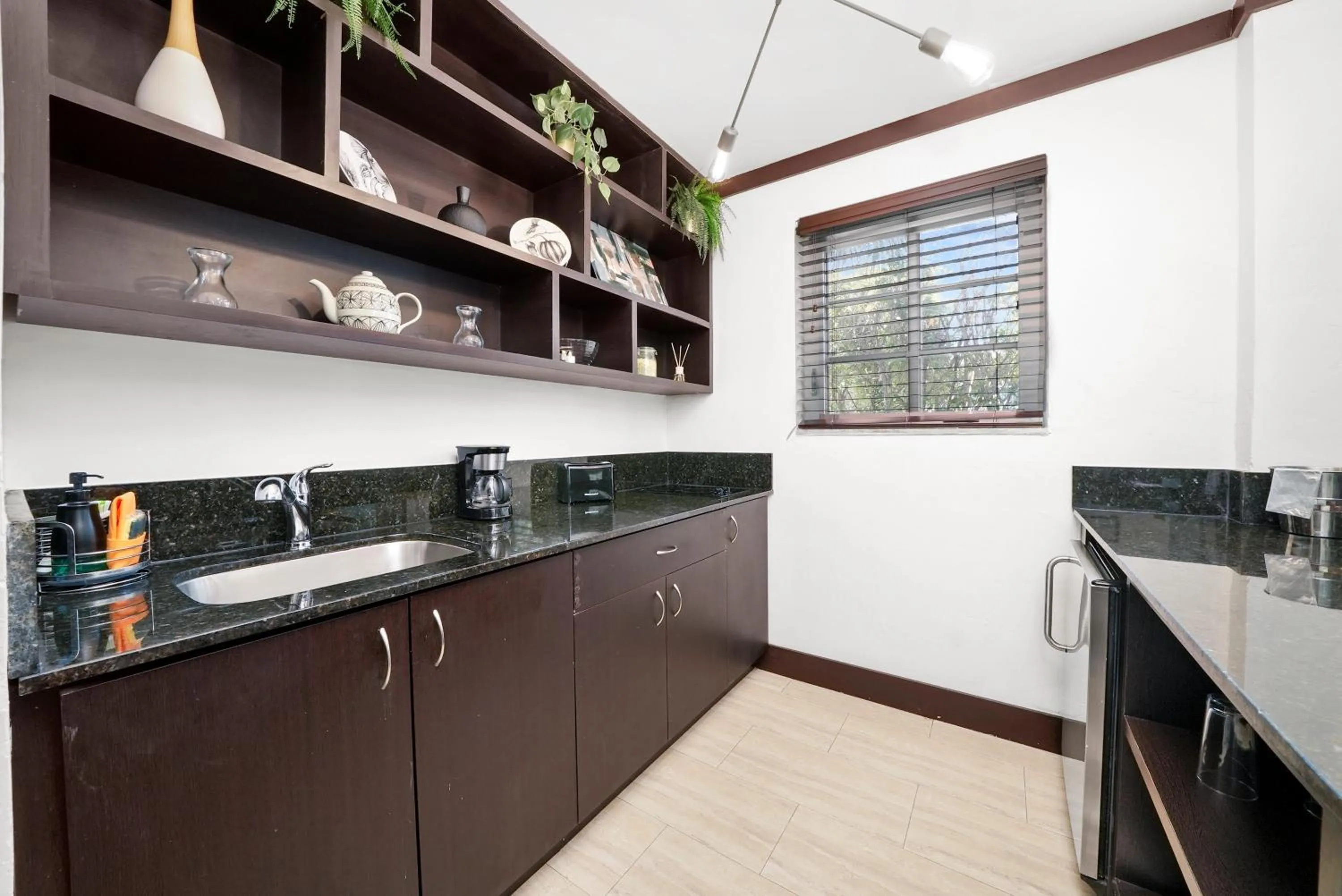 Kitchen or kitchenette in Lincoln Arms Suites