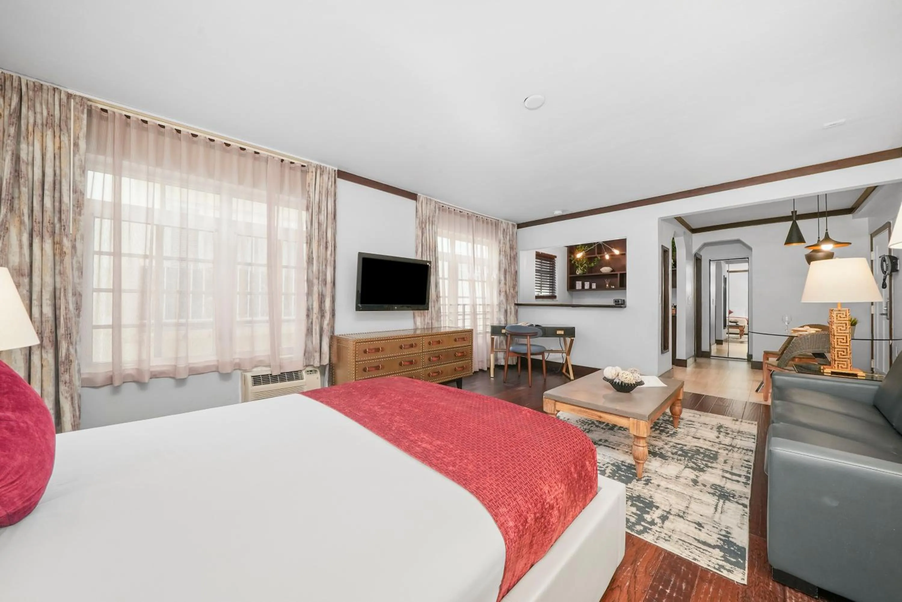 Seating area, Bed in Lincoln Arms Suites