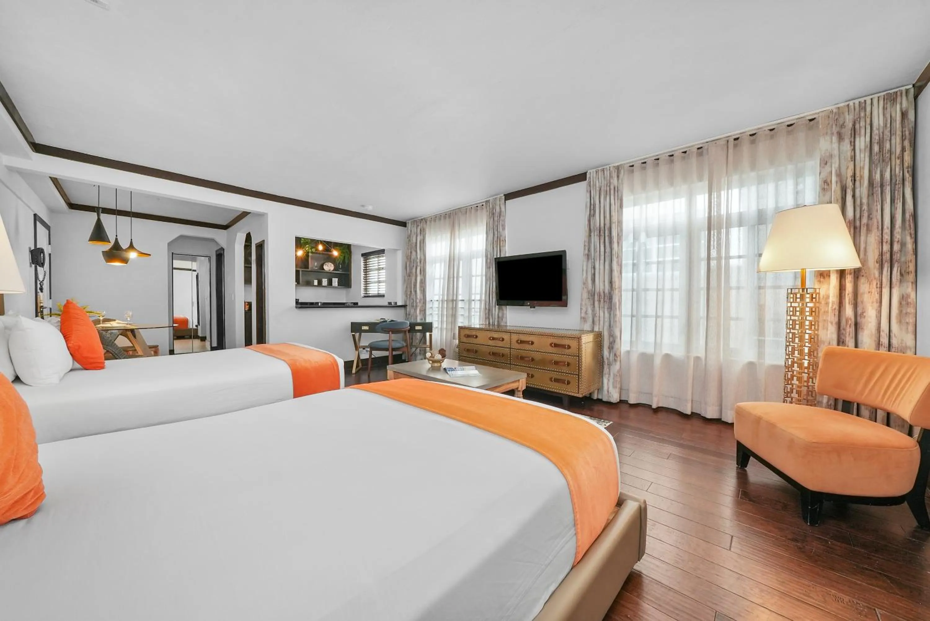 Seating area, Bed in Lincoln Arms Suites