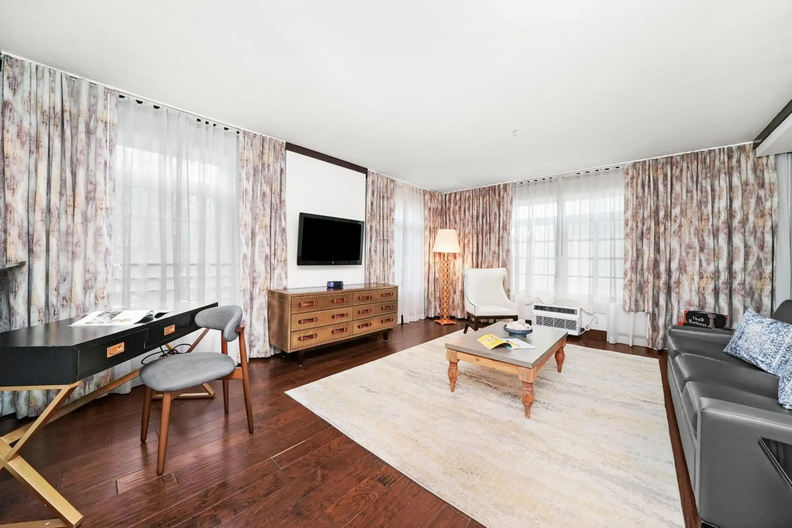 One Bedroom Queen Suite in Lincoln Arms Suites One Bedroom Queen Suite in Lincoln Arms Suites