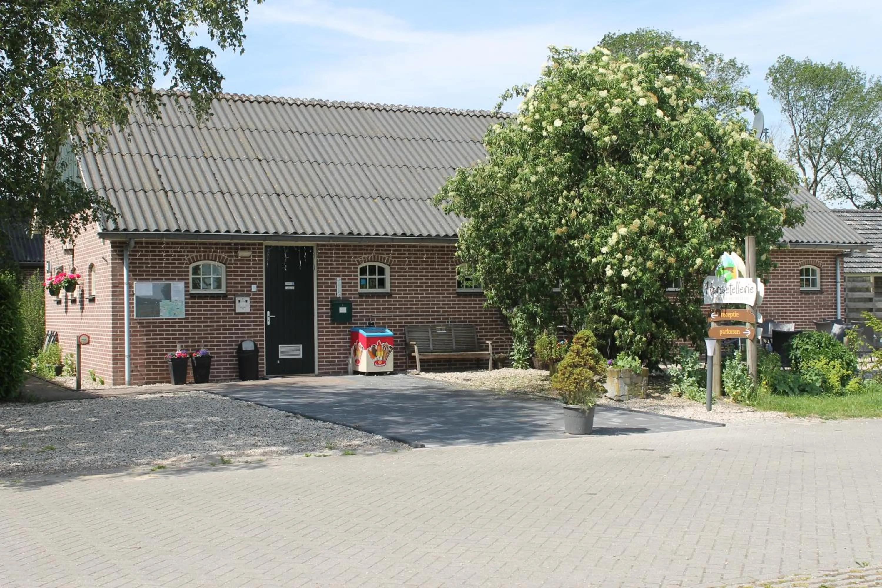 Facade/entrance in Horsetellerie Rheezerveen