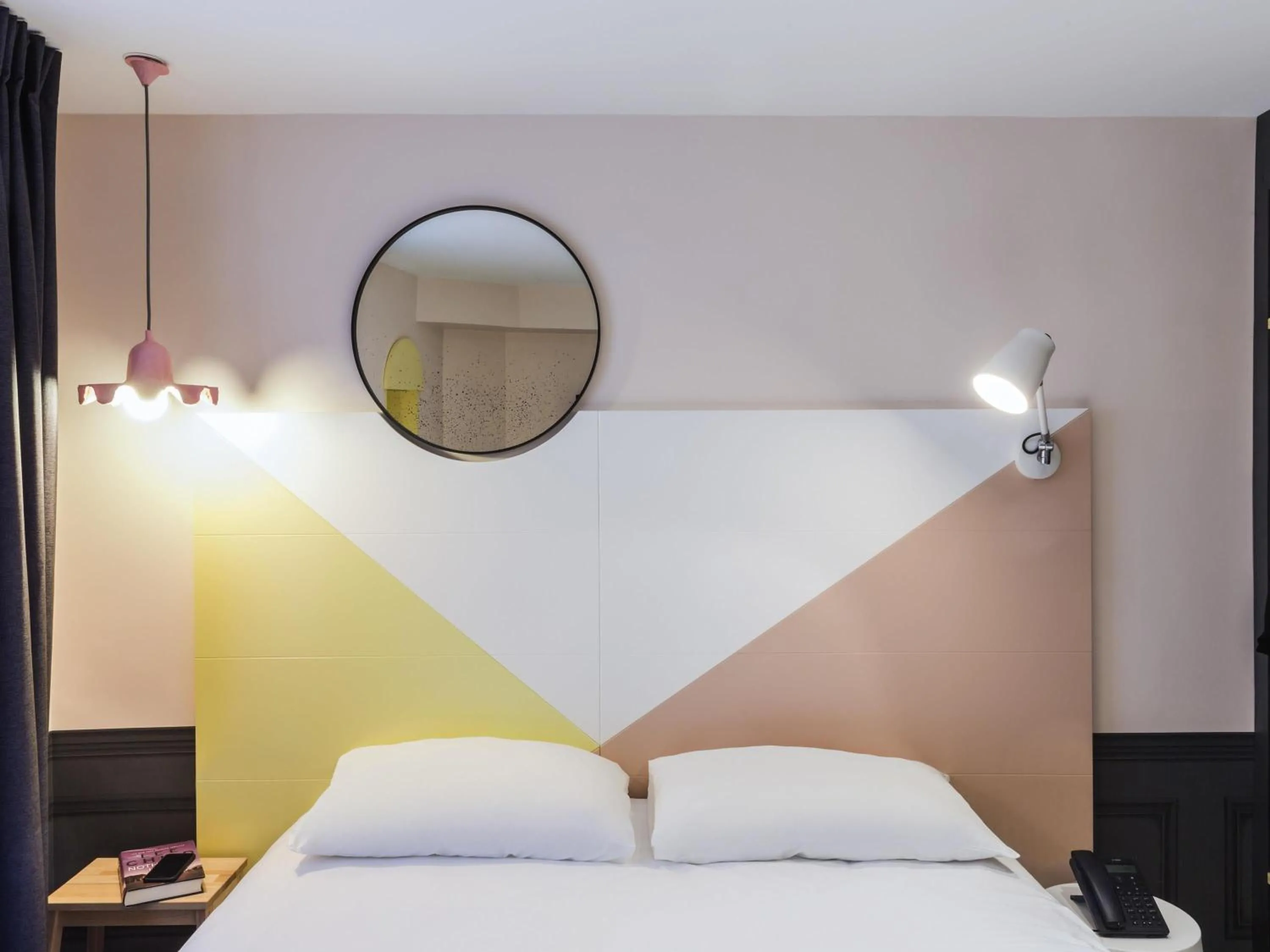Bedroom, Bed in ibis Styles Paris Gare de l'Est TGV