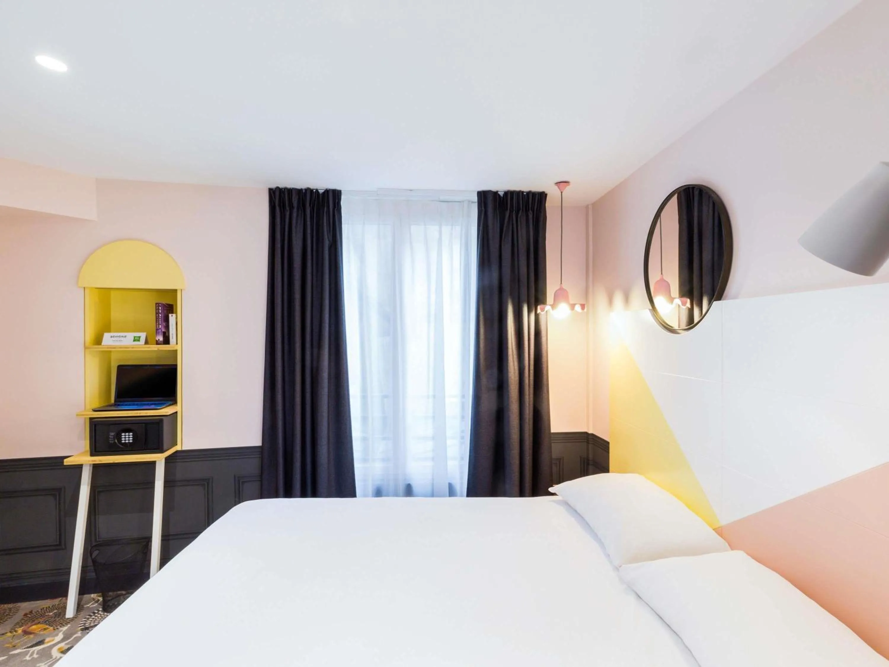 Bedroom, Bed in ibis Styles Paris Gare de l'Est TGV