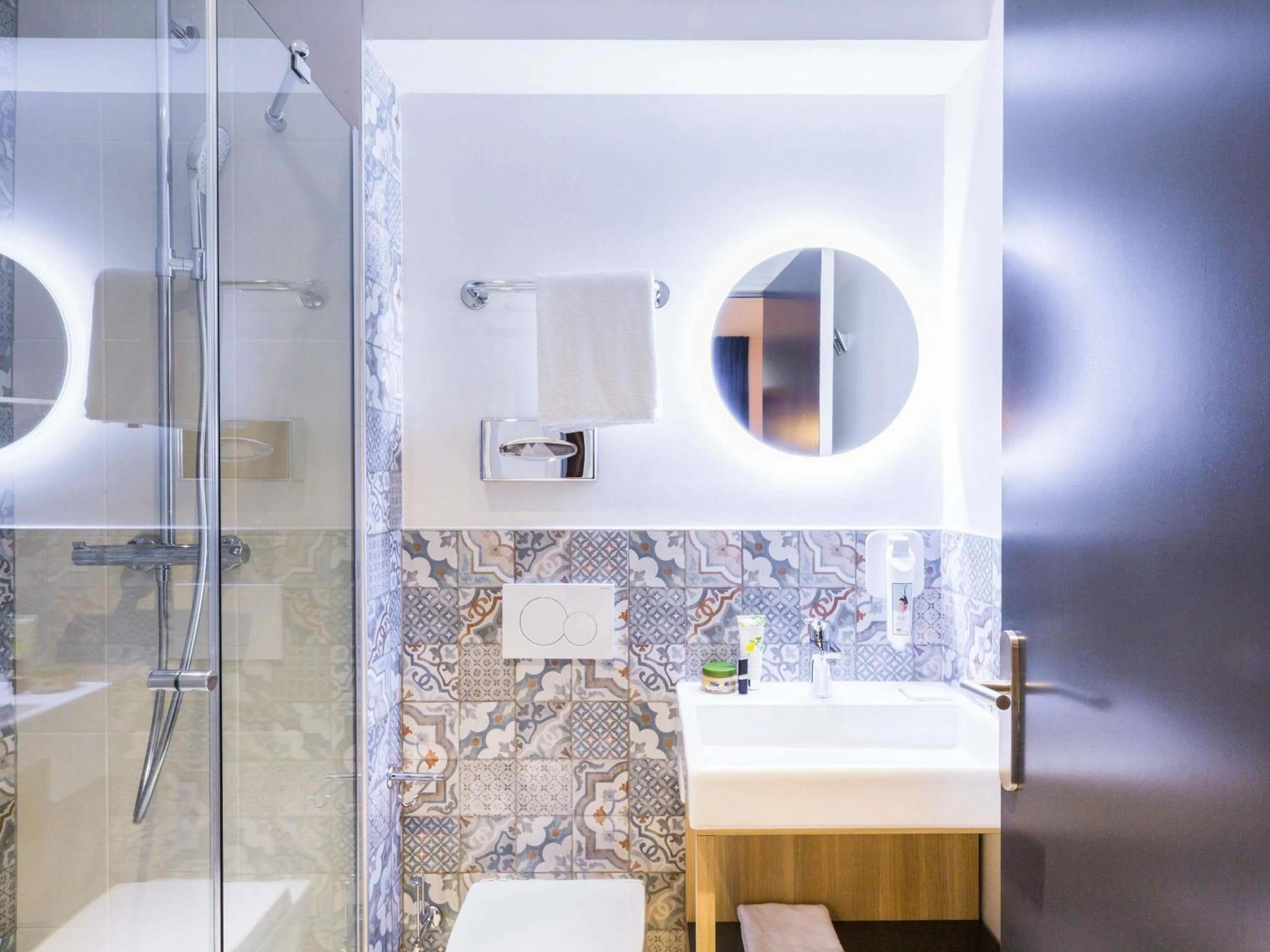 Bedroom in ibis Styles Paris Gare de l'Est TGV