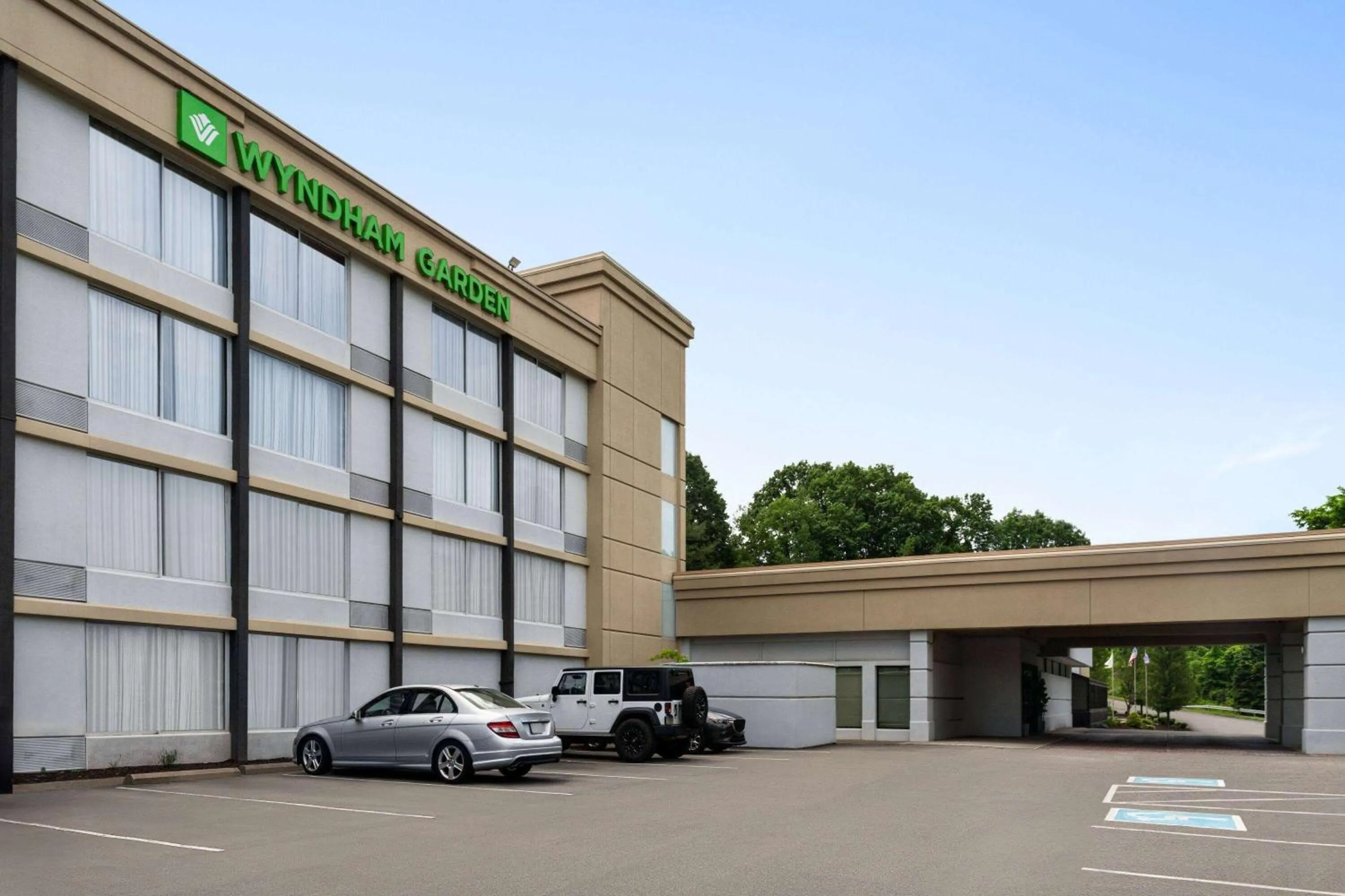 Property building in Wyndham Garden Inn Pittsburgh Airport