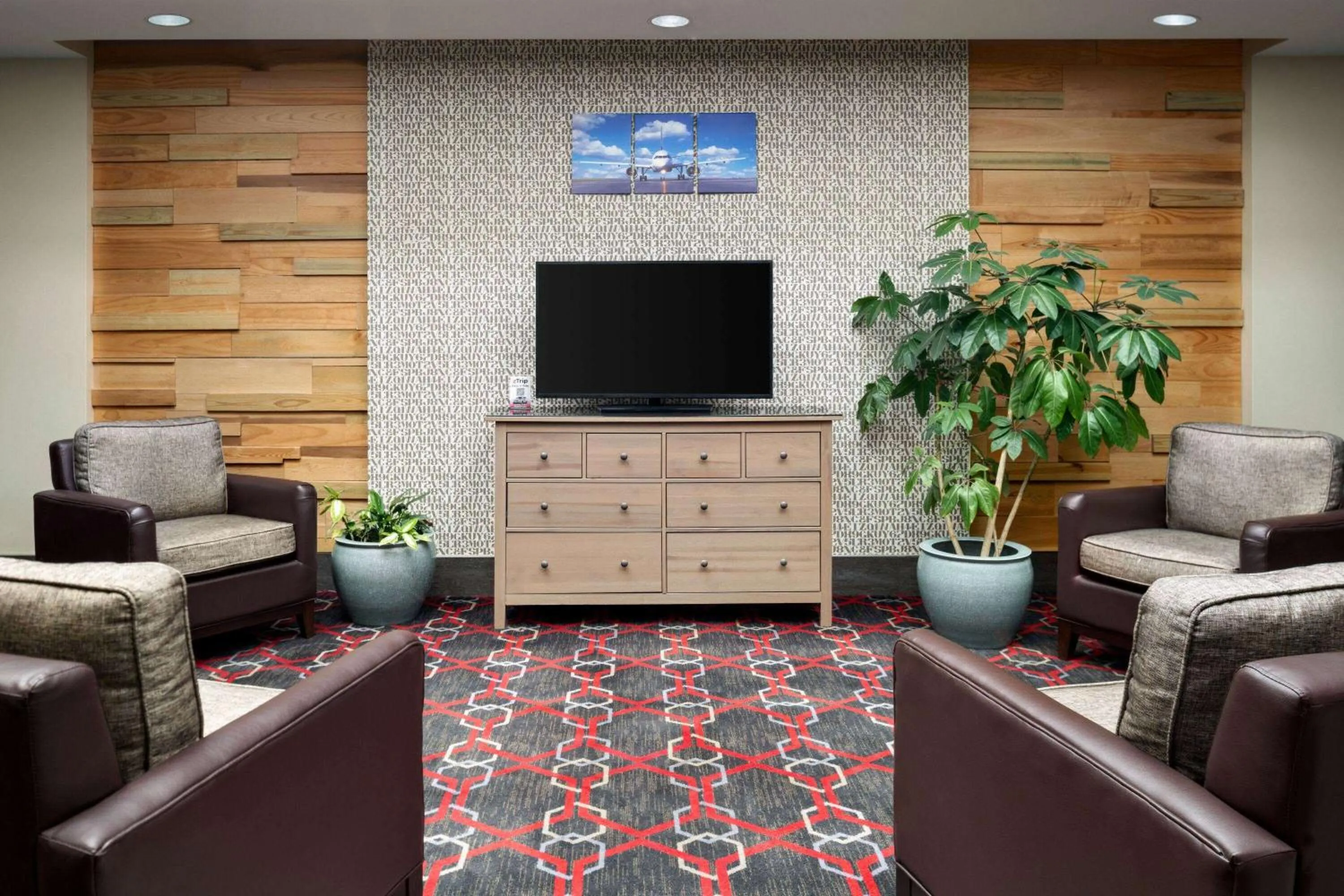 Communal lounge/ TV room in Wyndham Garden Inn Pittsburgh Airport