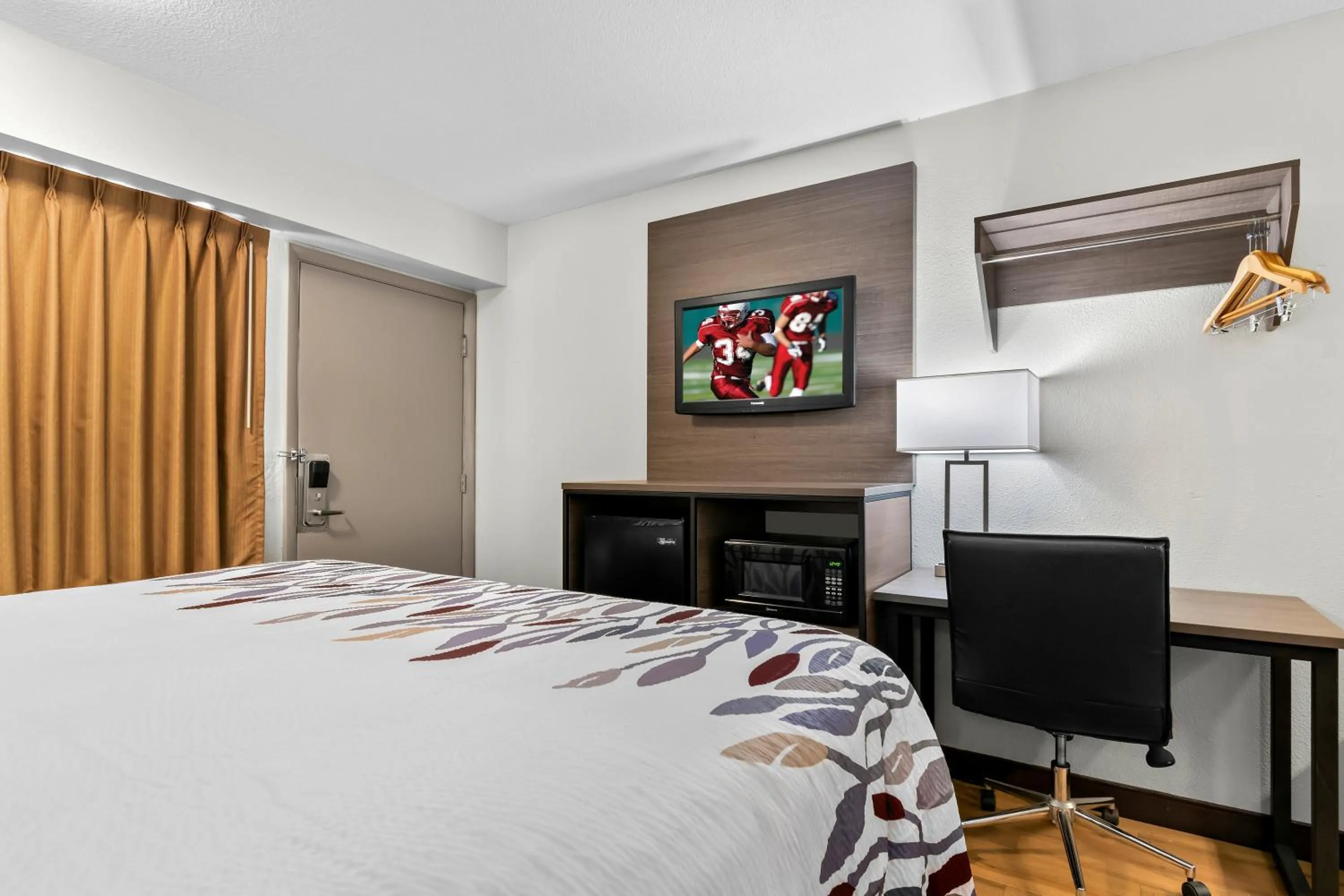 Photo of the whole room, Bed in Red Roof Inn Harrisburg North