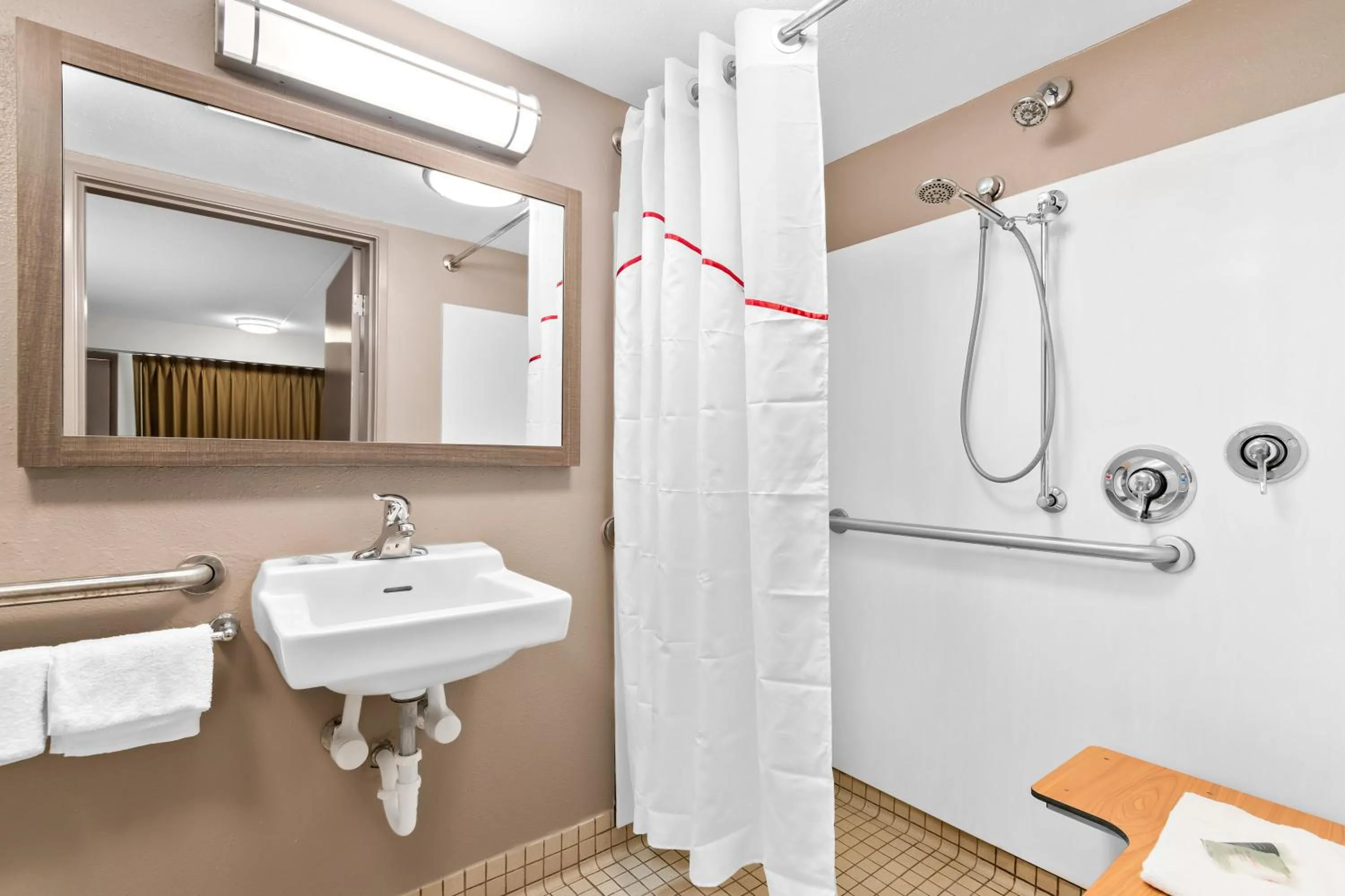 Bathroom in Red Roof Inn Harrisburg North