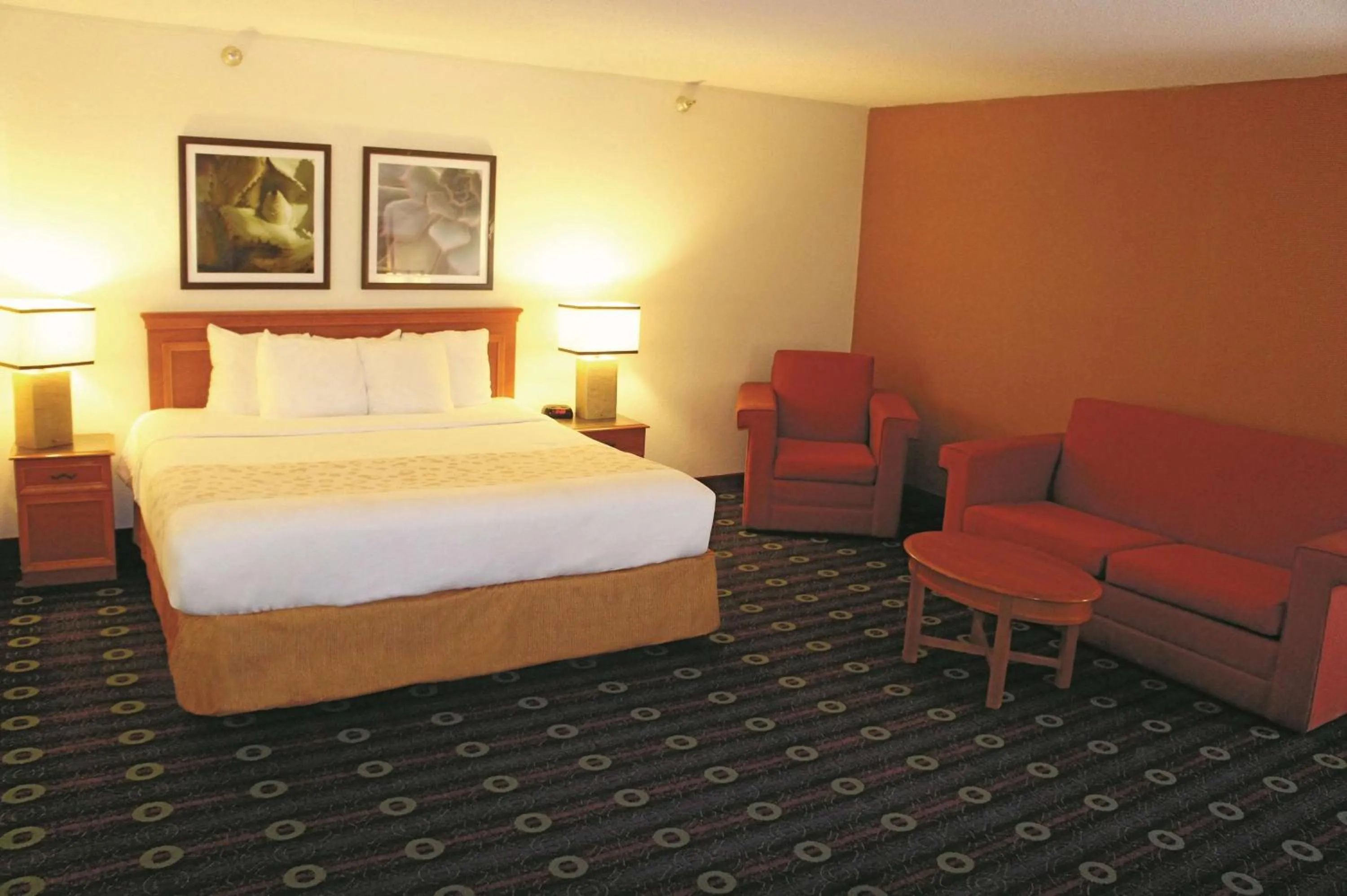 Photo of the whole room in La Quinta Inn by Wyndham Kansas City North