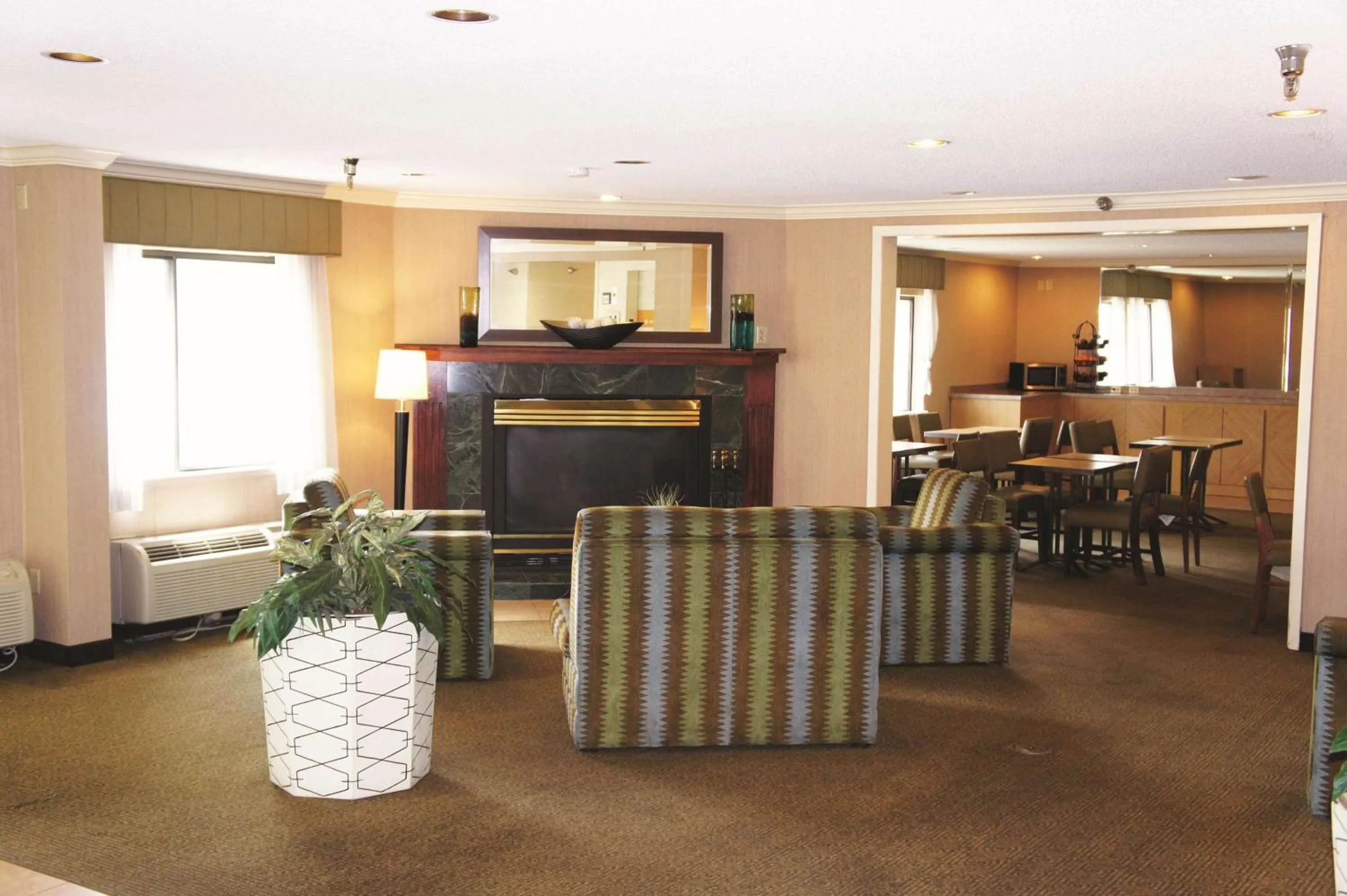 Lobby or reception in La Quinta Inn by Wyndham Kansas City North