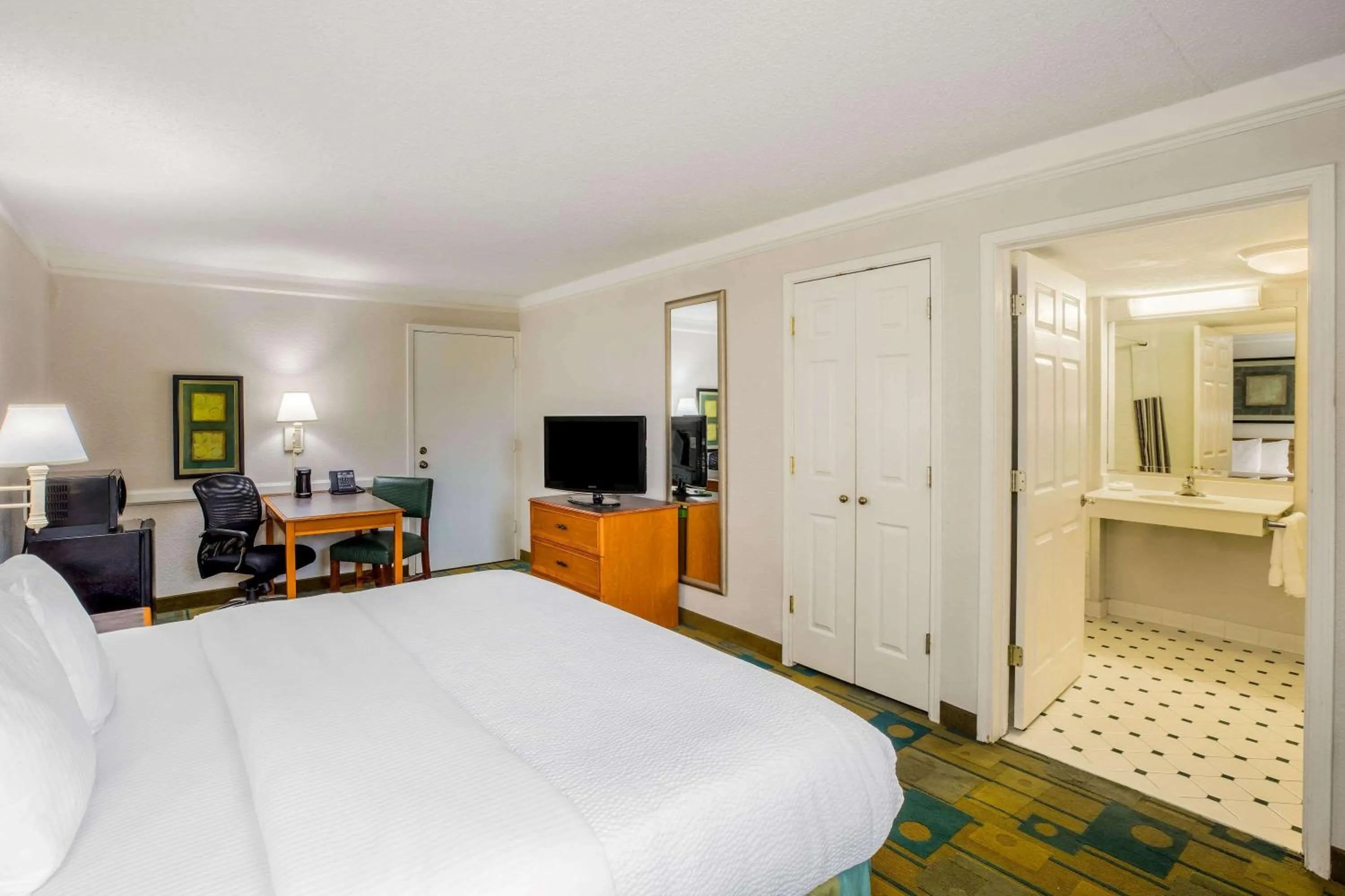 Photo of the whole room, Bed in La Quinta Inn by Wyndham Lufkin