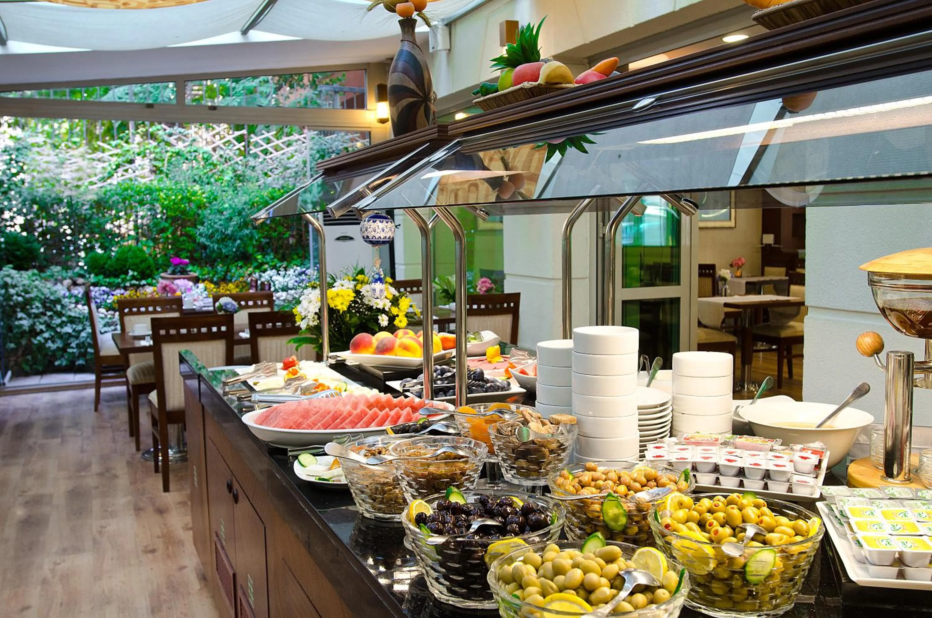 Restaurant/places to eat in Midas Hotel