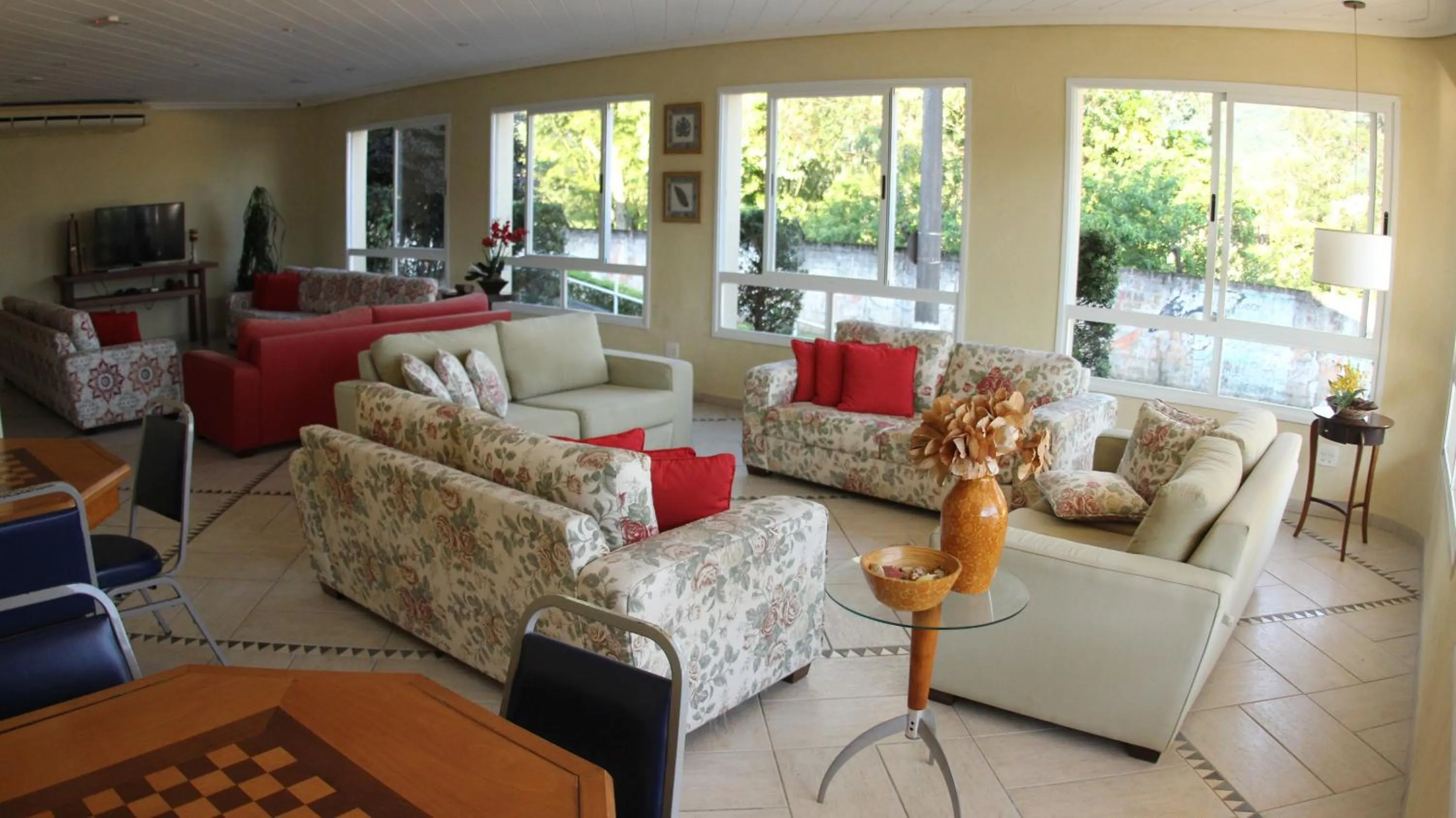 Communal lounge/ TV room in Atena Praia Hotel