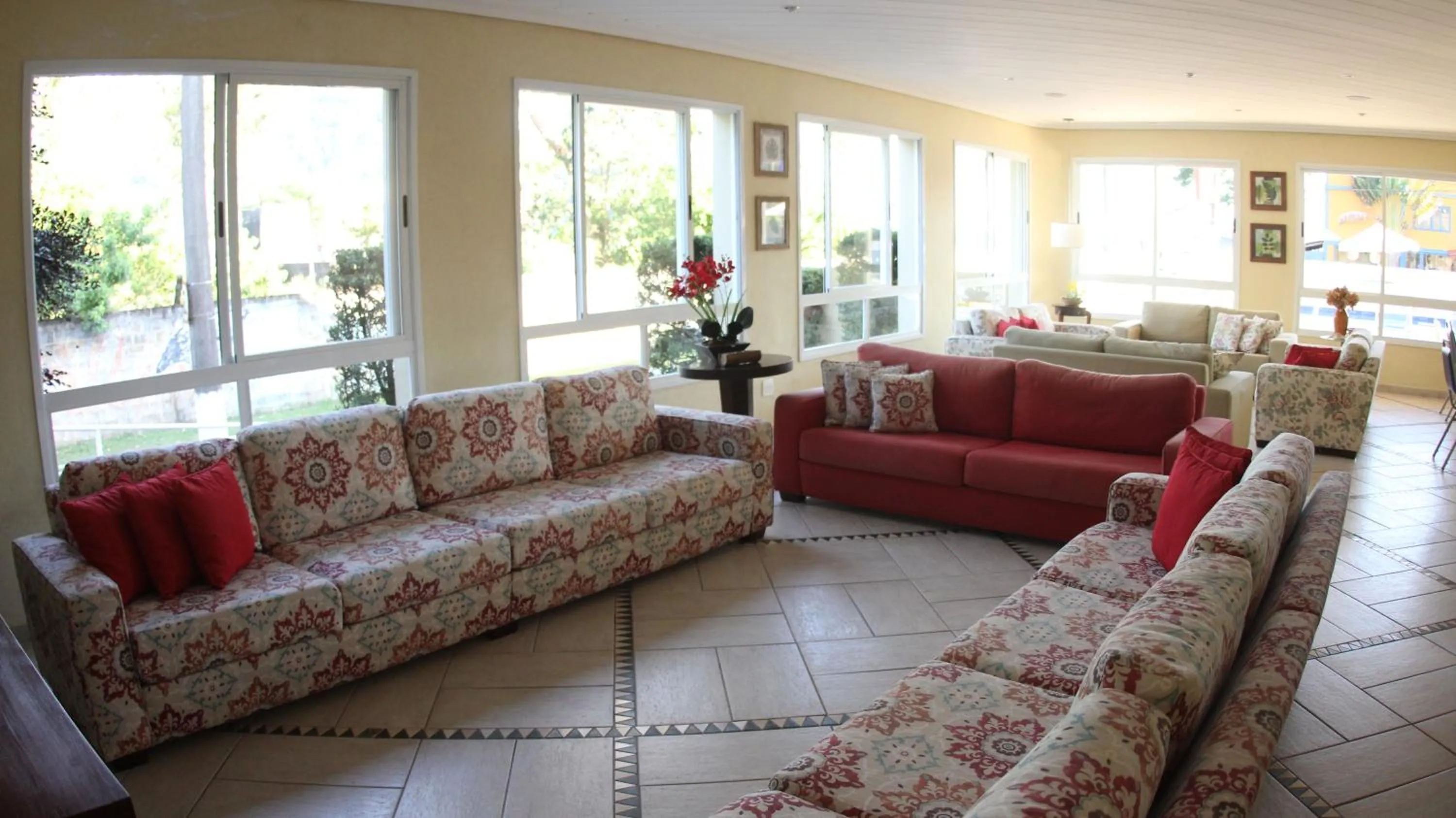 Communal lounge/ TV room in Atena Praia Hotel