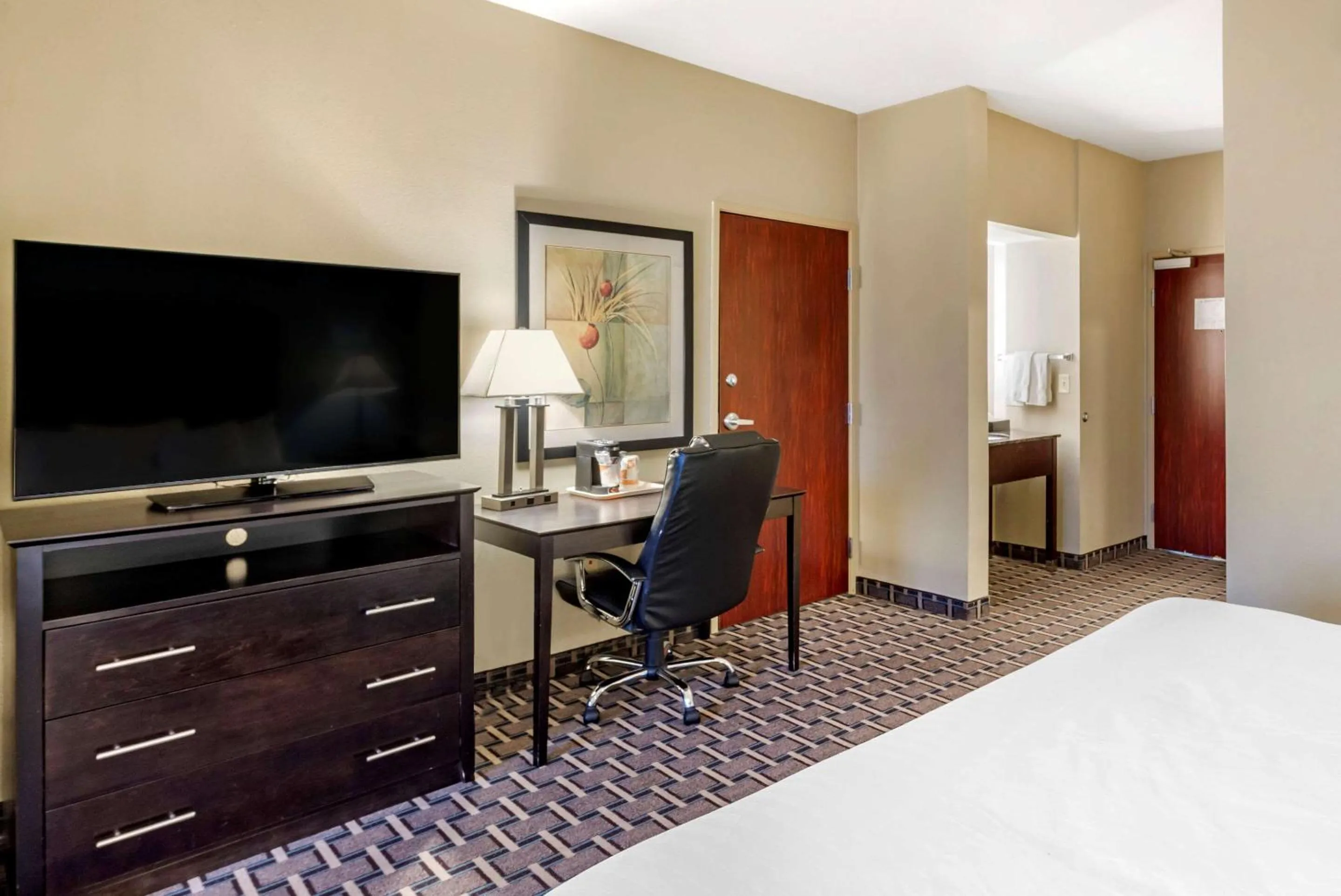 Bedroom, Bed in Comfort Suites Clovis North