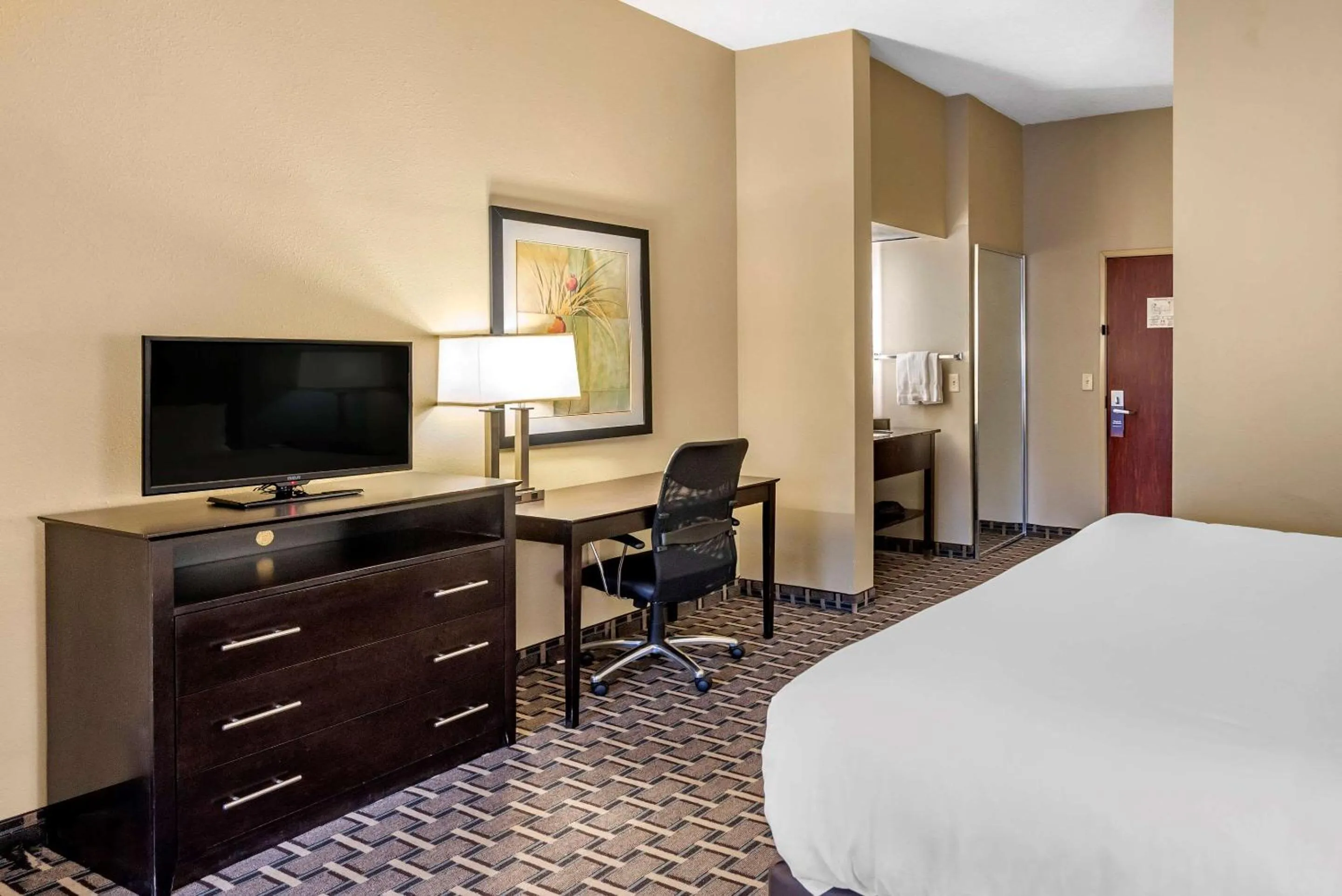 Bedroom, Bed in Comfort Suites Clovis North