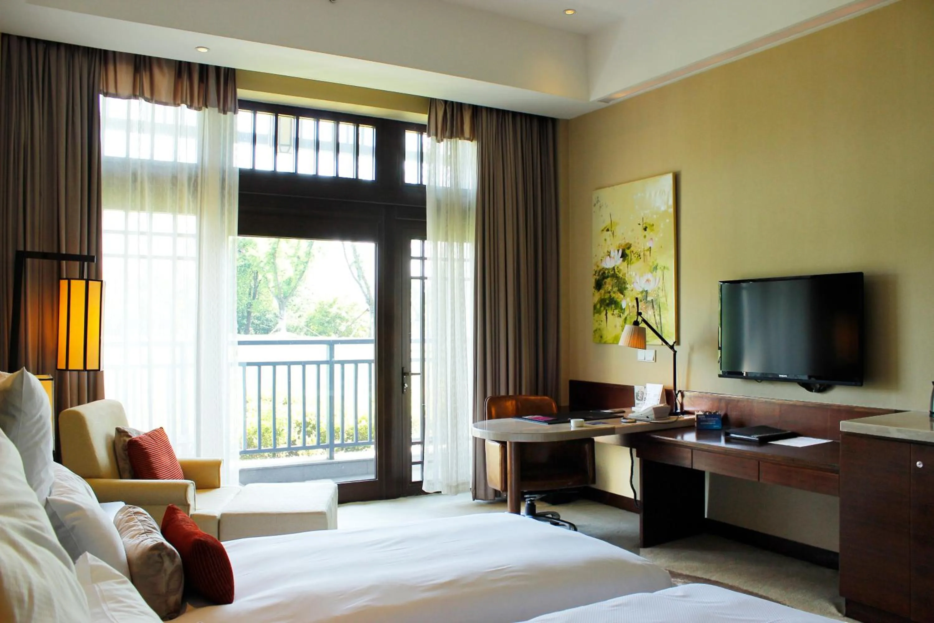 Living room, Bed in Radisson Blu Resort Wetland Park