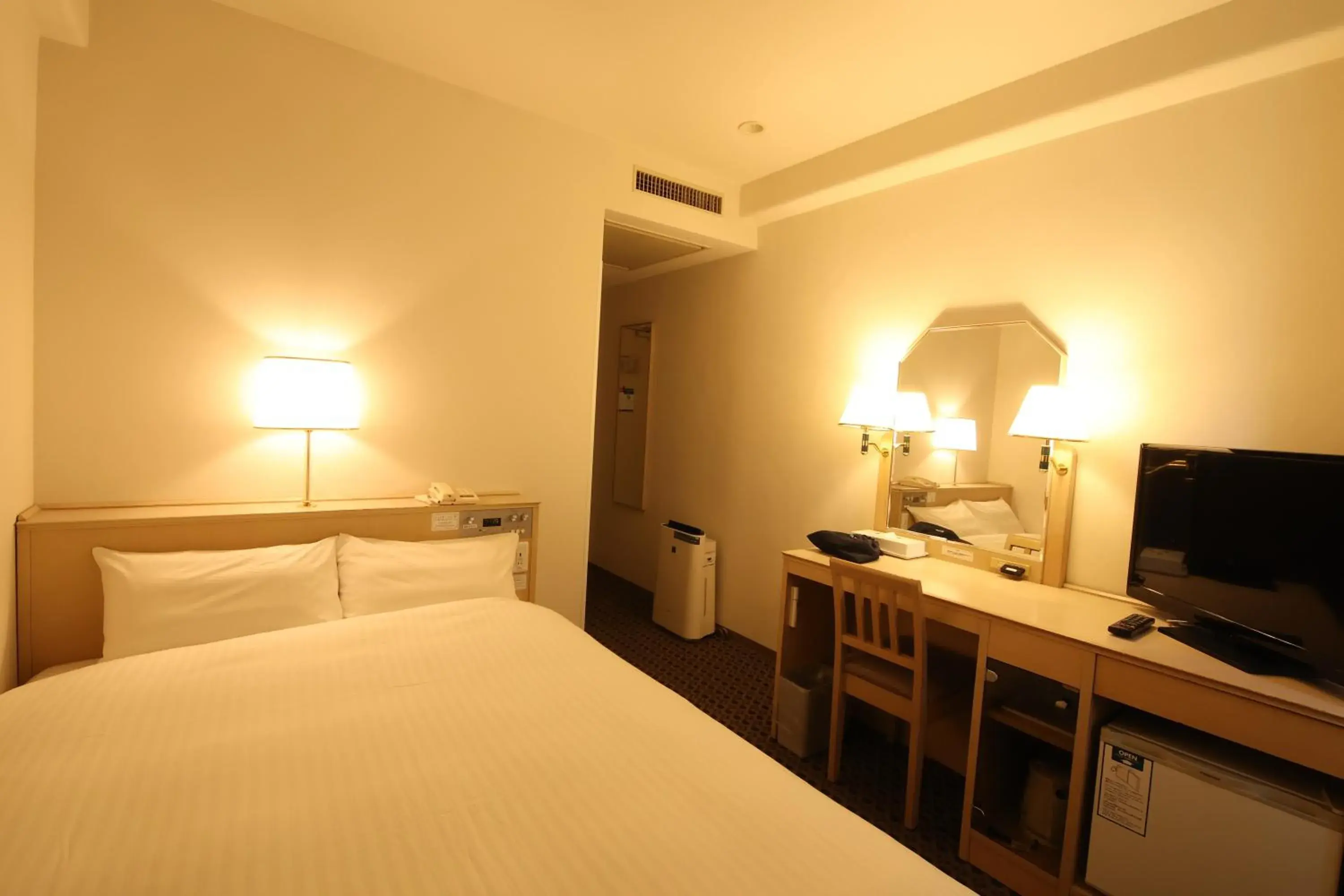Double Room with Small Double Bed - Smoking in Yonago Washington Hotel Plaza Double Room with Small Double Bed - Smoking in Yonago Washington Hotel Plaza