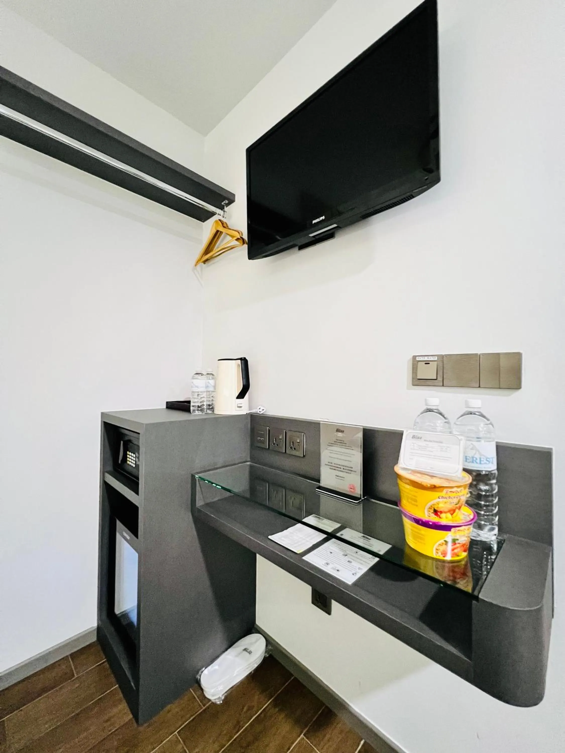 TV and multimedia in Bliss Hotel Singapore