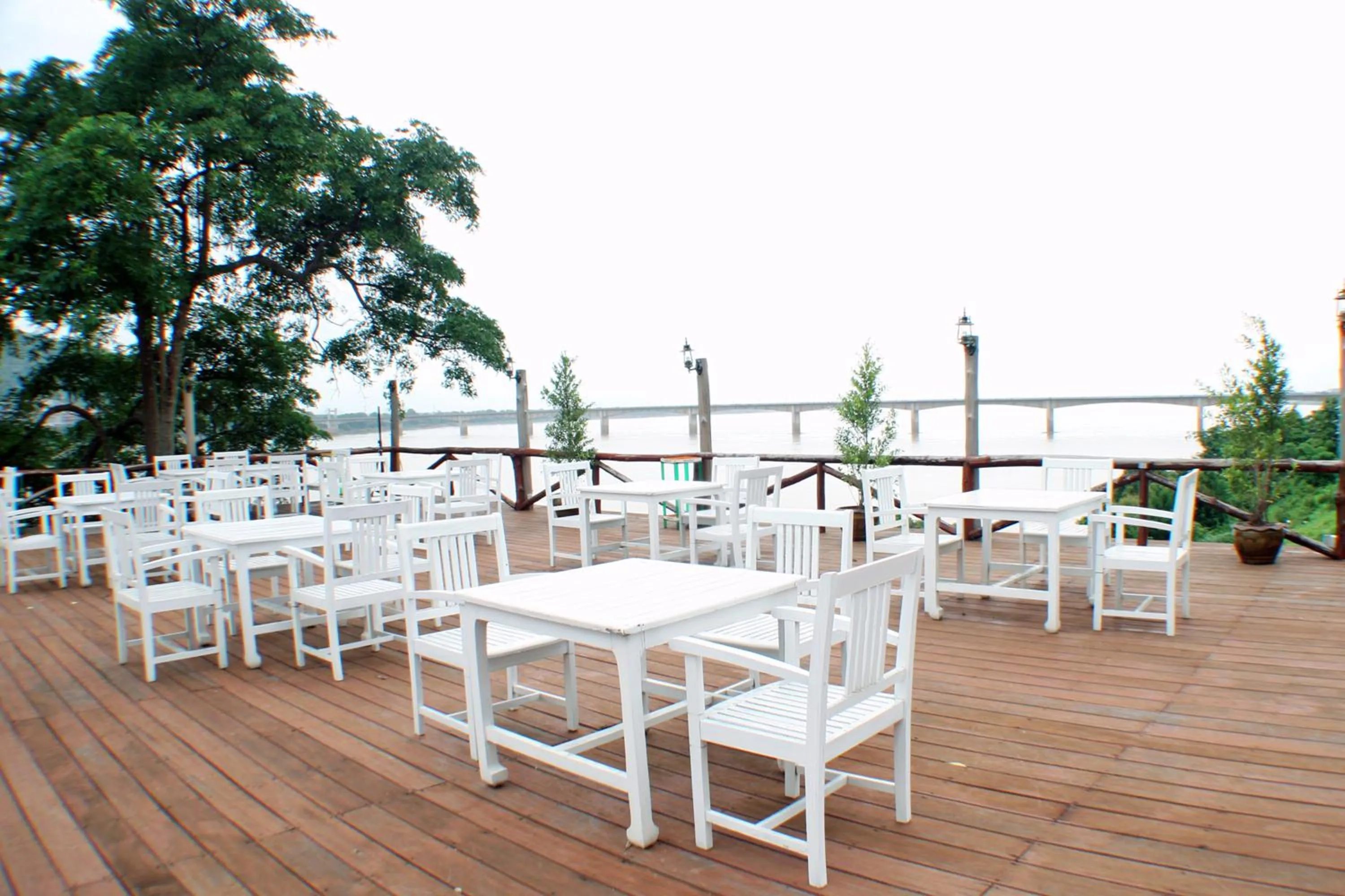 Restaurant/places to eat in Arawan Riverside Hotel