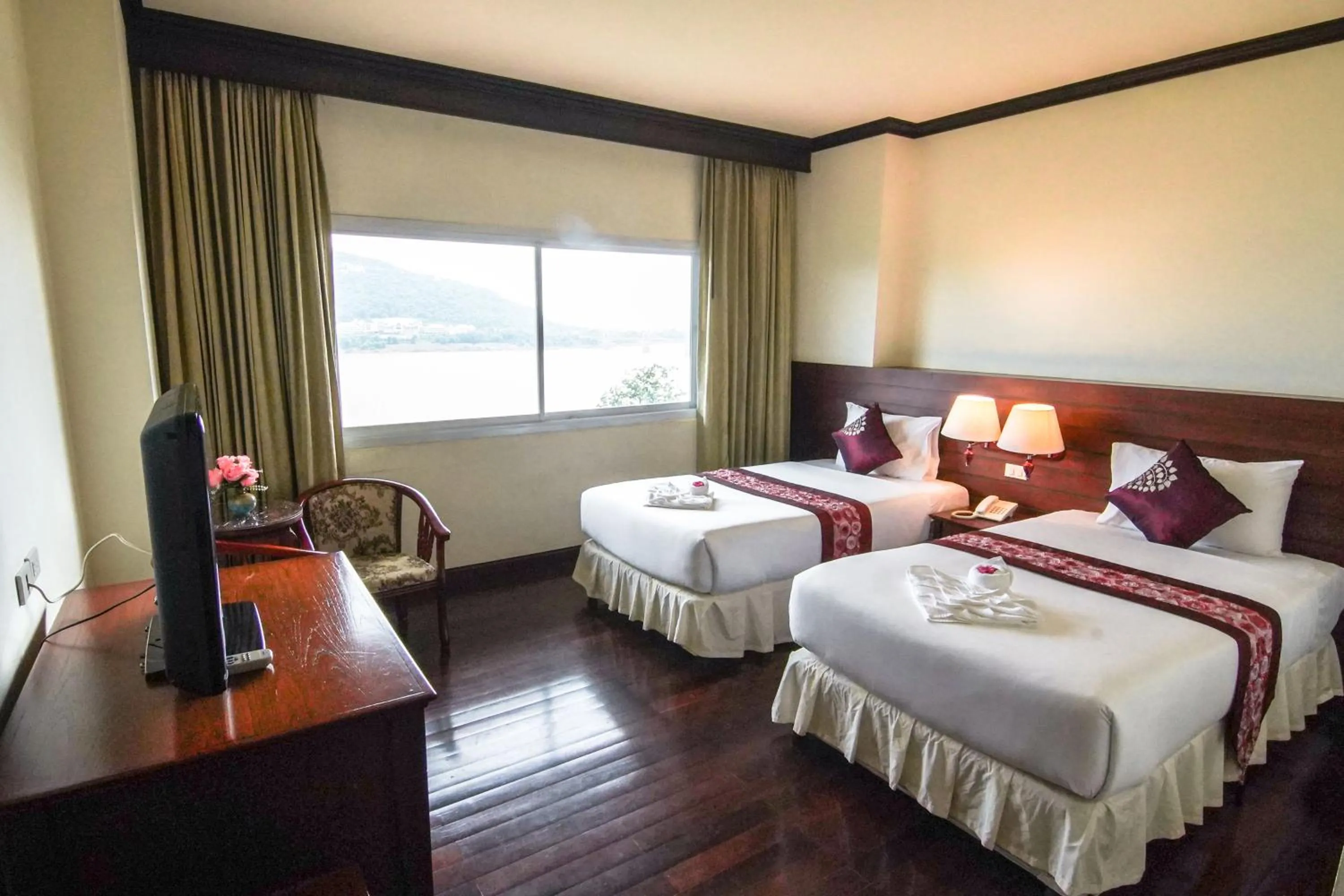 Photo of the whole room, Bed in Arawan Riverside Hotel