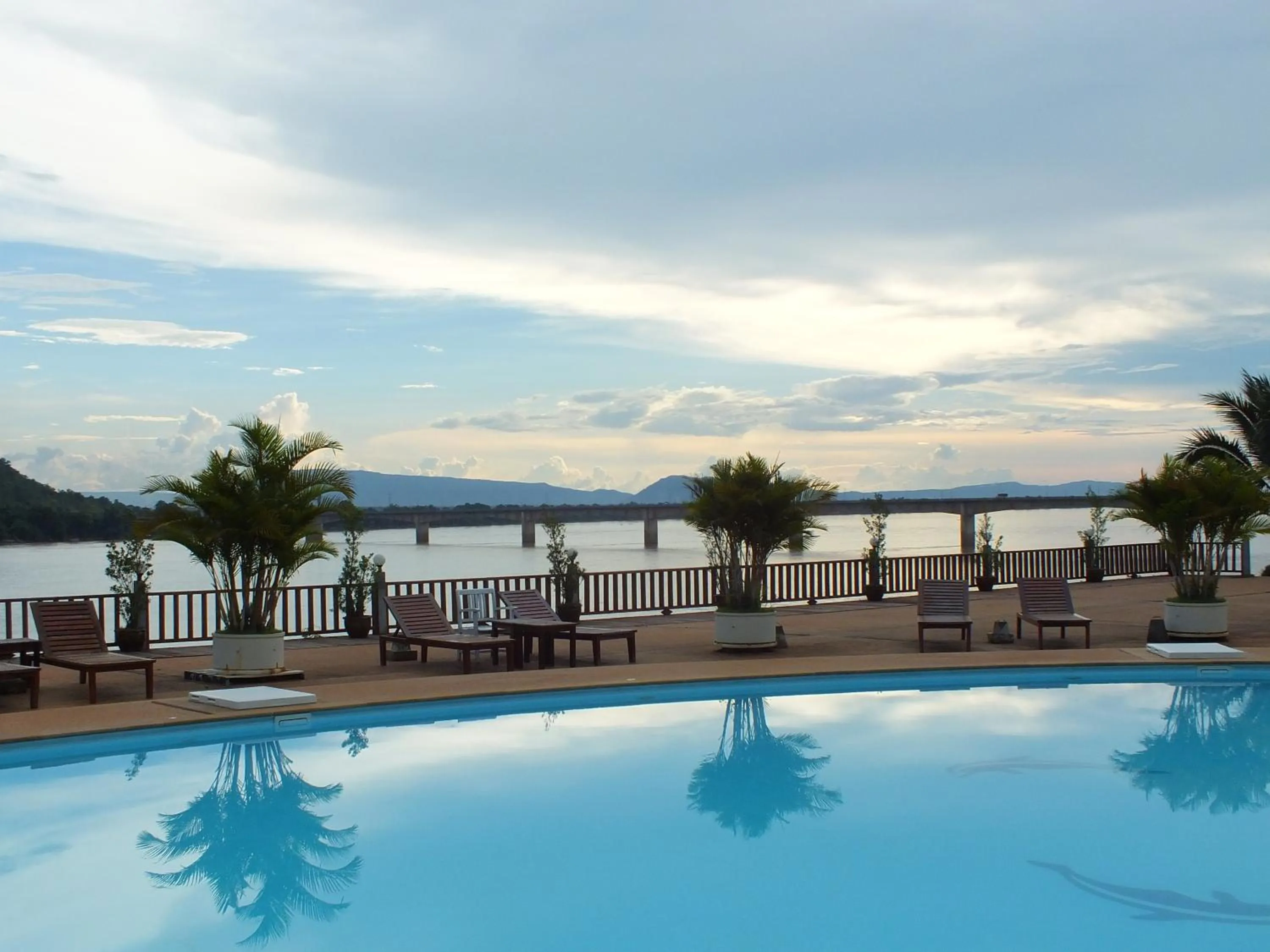 Swimming pool in Arawan Riverside Hotel