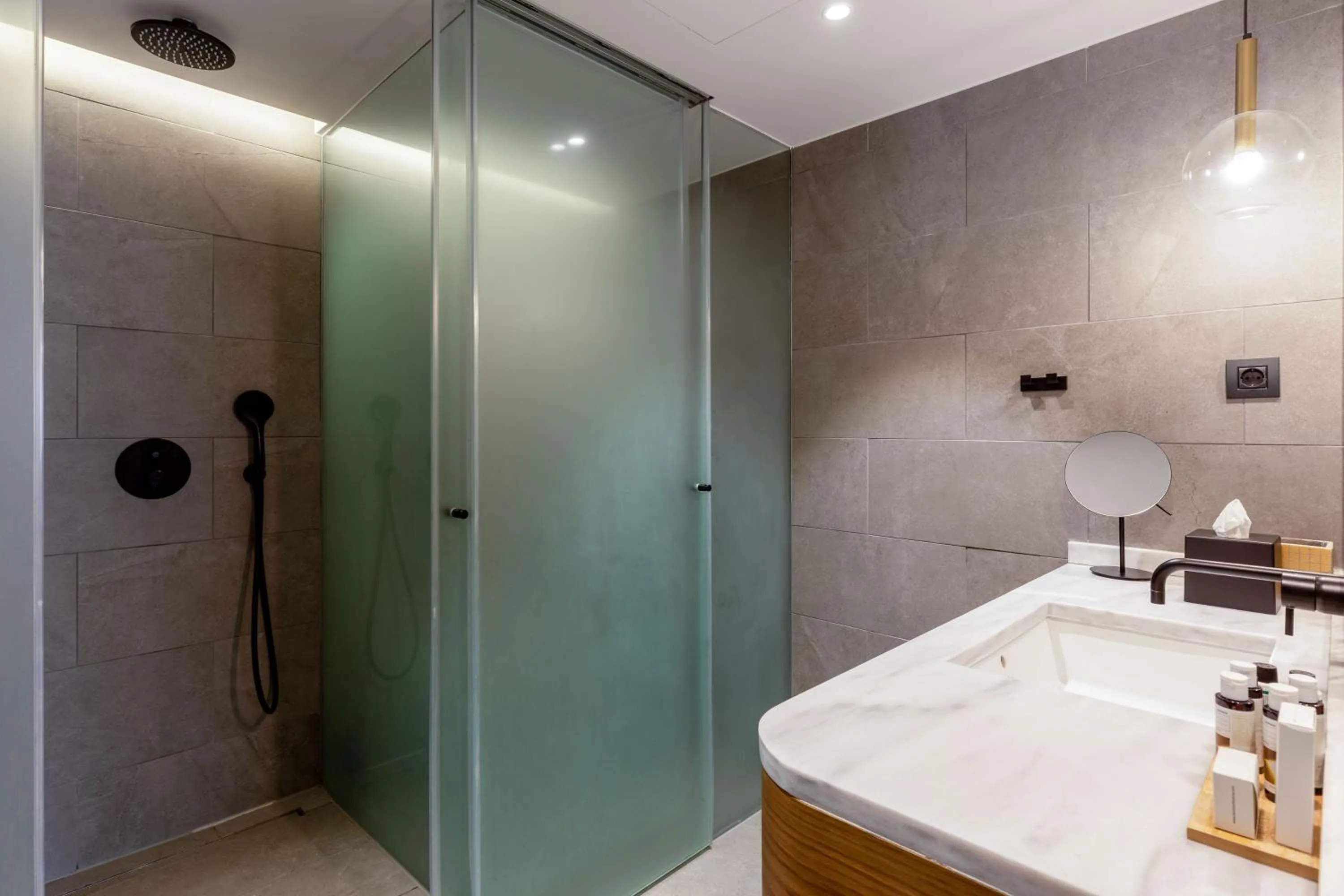 Shower in Bob W Athens Eolou