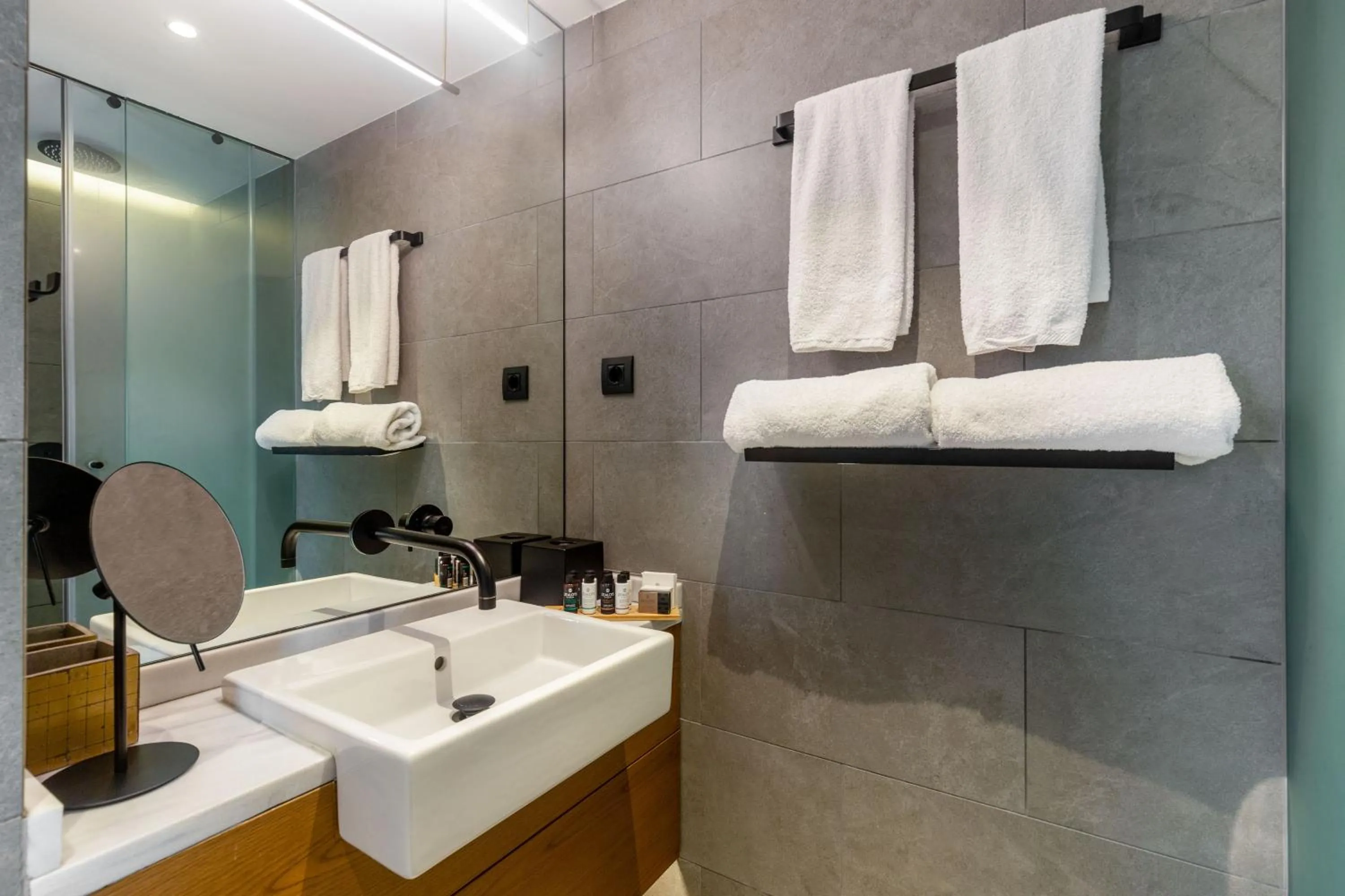 Shower in Bob W Athens Eolou