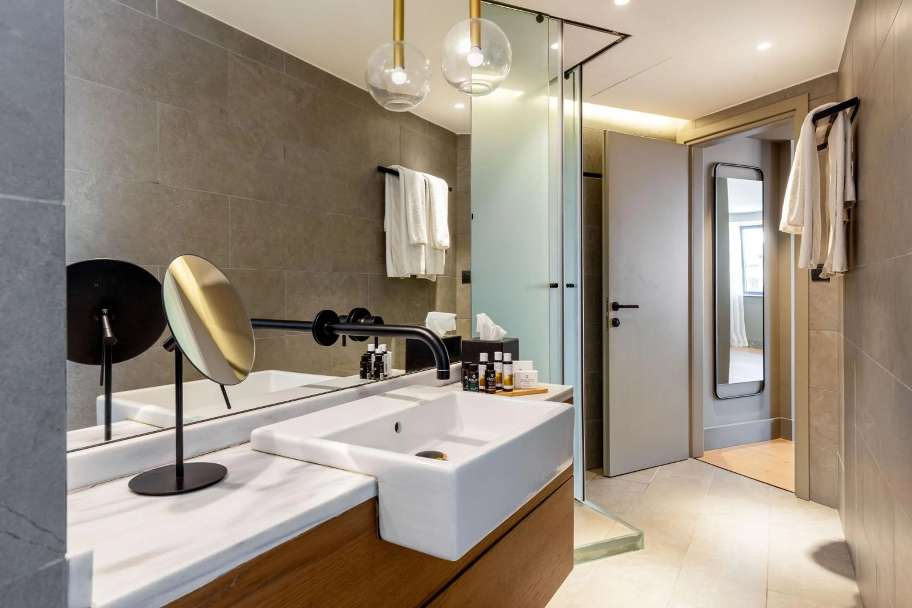 Shower in Bob W Athens Eolou