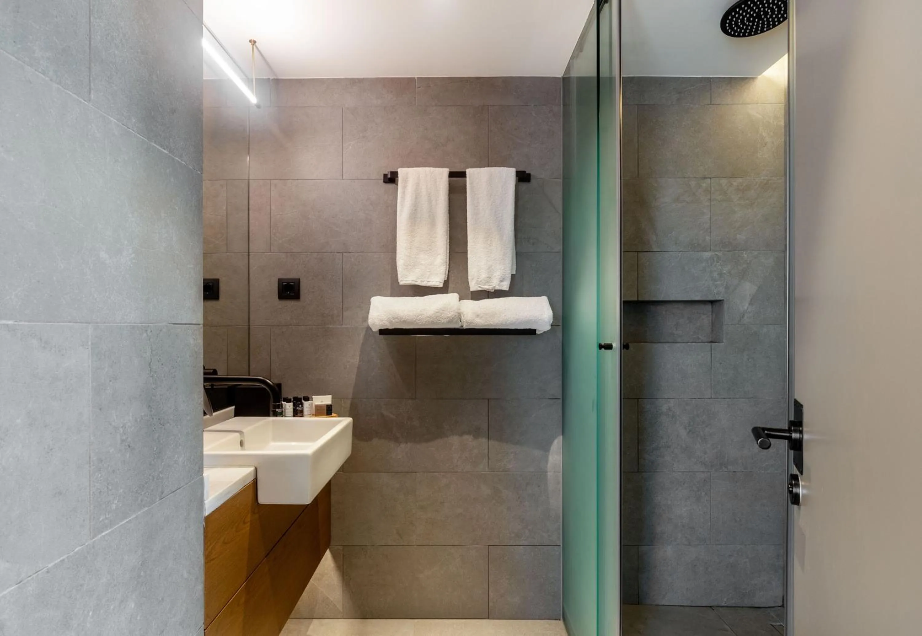 Bathroom in Bob W Athens Eolou