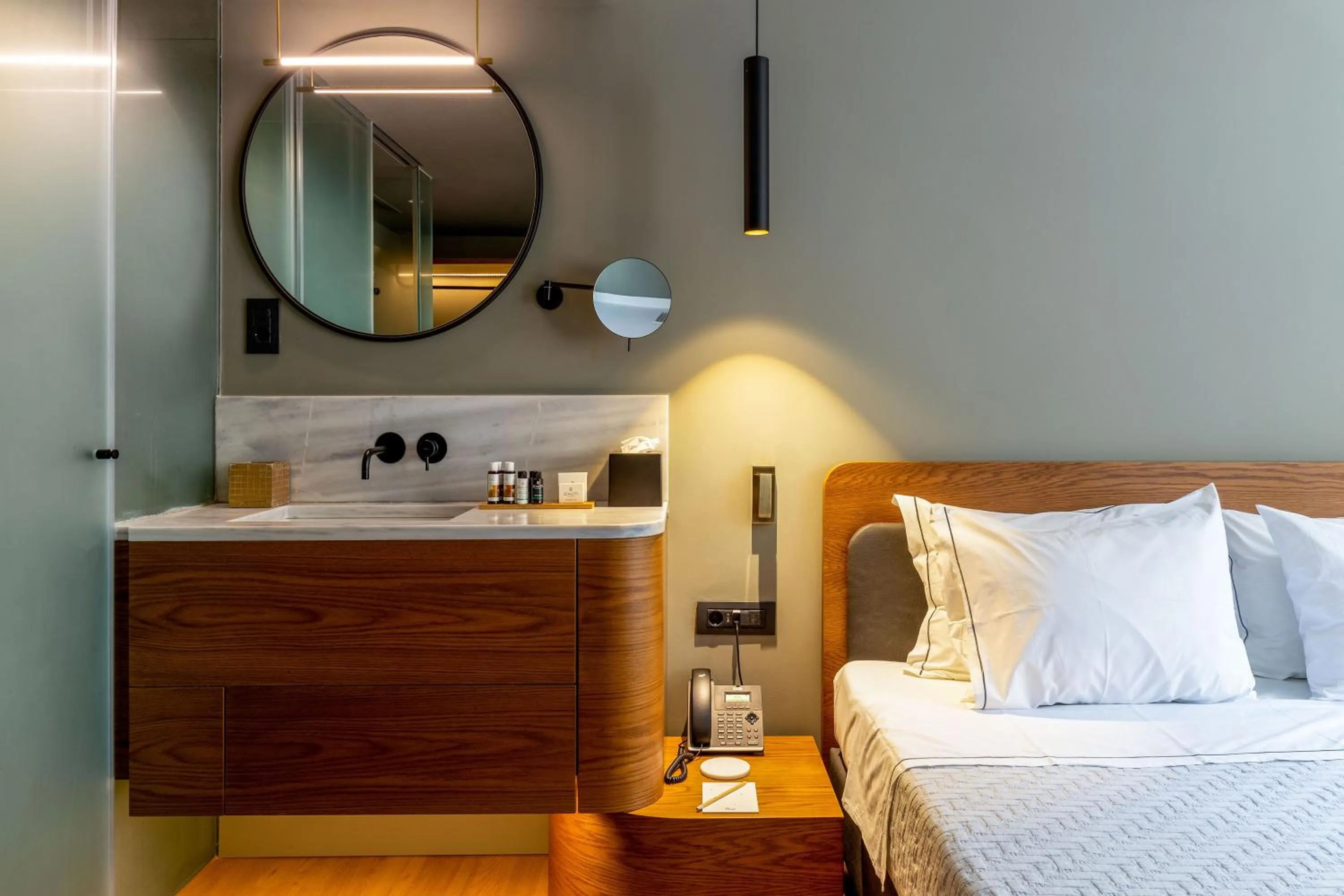 Bed in Bob W Athens Eolou