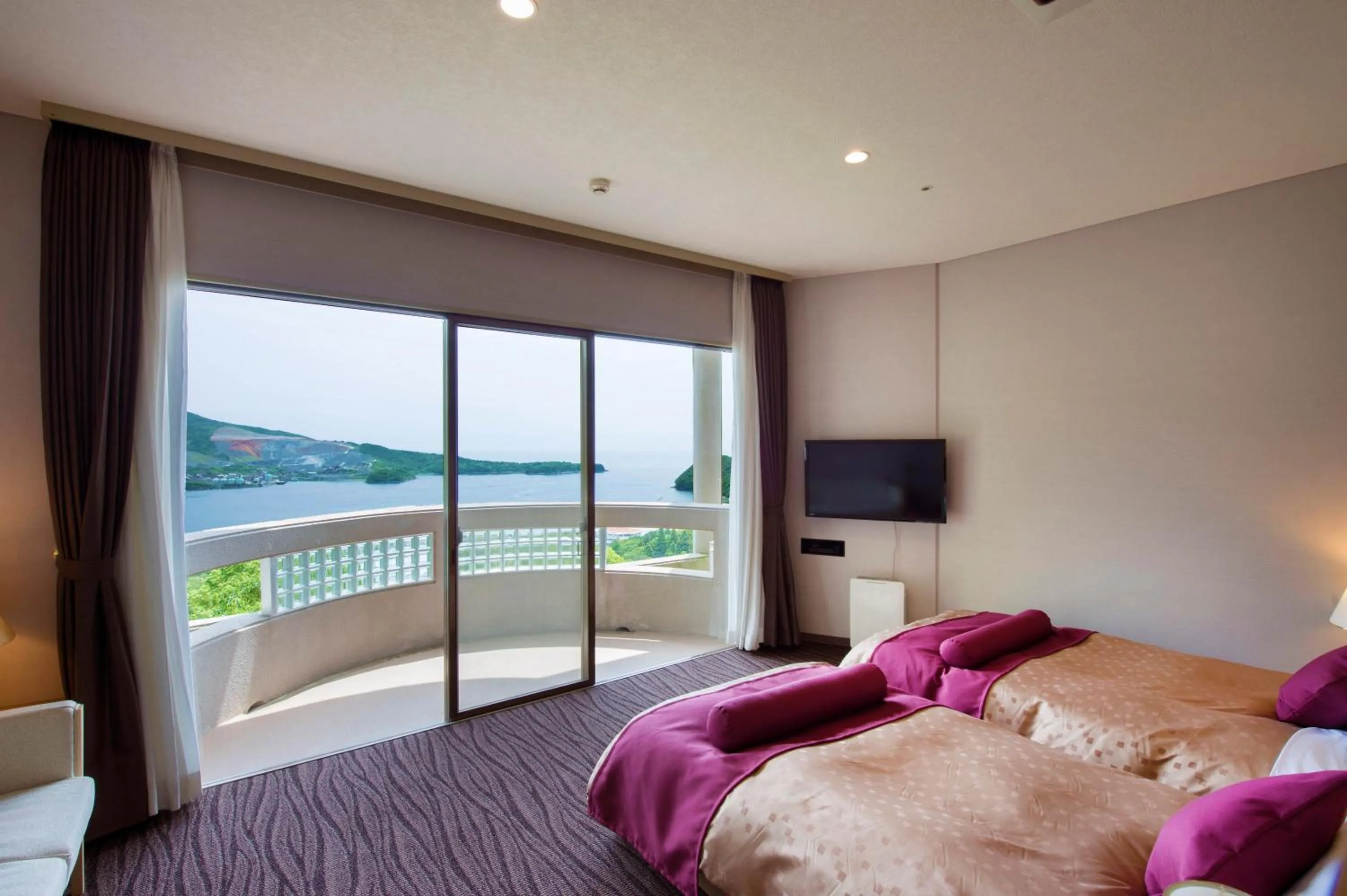 Photo of the whole room, Bed in Izumigo Hotel Altia Toba
