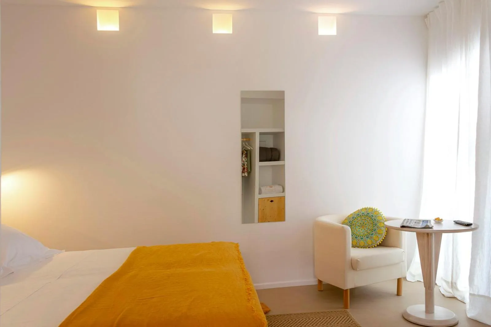 Photo of the whole room, Bed in Noualt