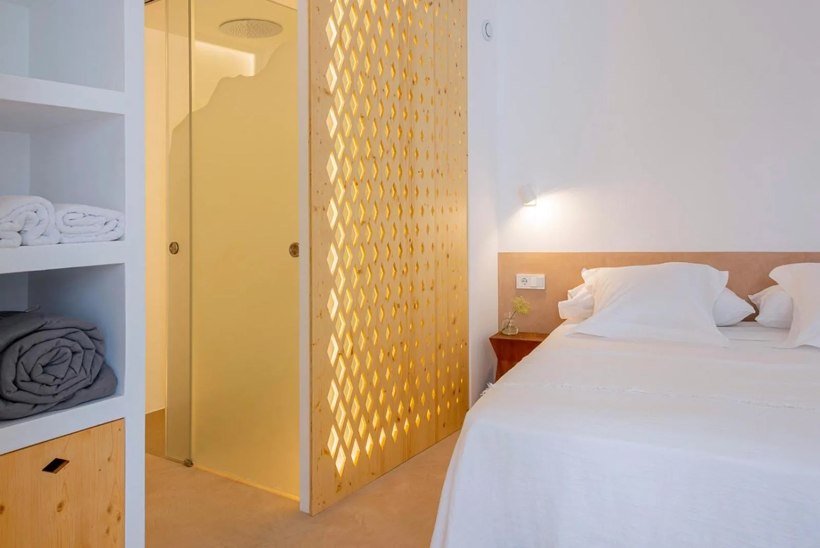 Photo of the whole room, Bed in Noualt